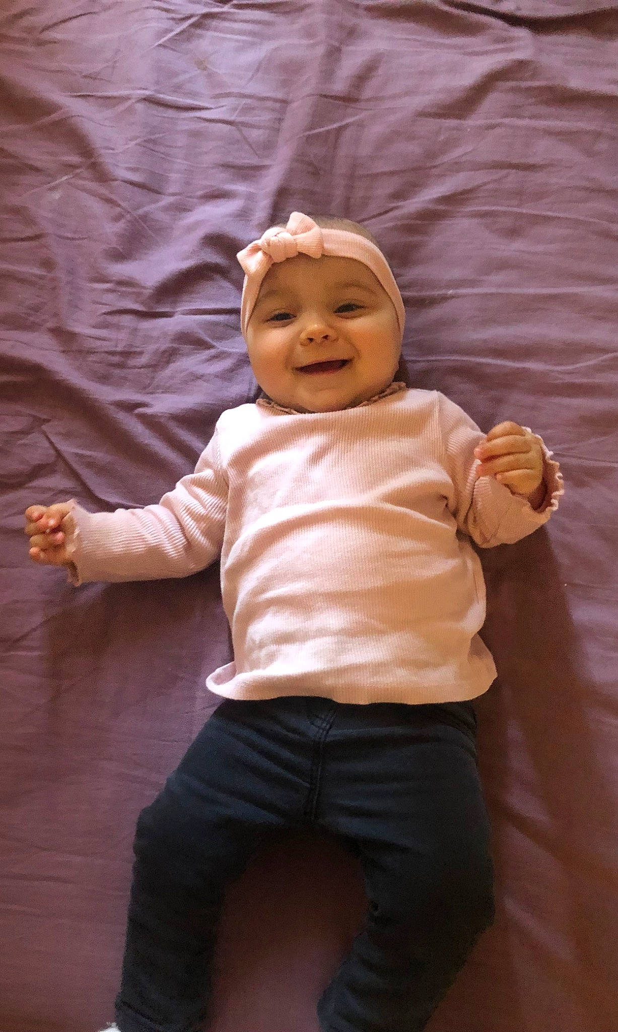 Lïana participe au concours pour gagner de l'argent avec cette photo : baby, baby_toddler_clothing, cheek, child, chin, eye, finger, flooring, fun, gesture, happy, head, headwear, human_body, human_leg, joy, person, shorts, sleeve, smile
