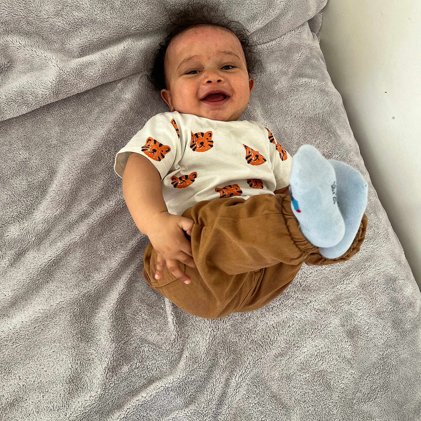 Kiyan participe au concours pour gagner de l'argent avec cette photo : baby, babylaughing, bed, blanket, clothing, crying, face, furniture, happy, head, hosiery, laughing, newborn, pants, person, photography, portrait, sad, smile, sock