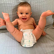 Elio participe au concours pour gagner de l'argent avec cette photo : baby, diaper, smile, legs, couch, happy, infant, child, skin, cute, sitting, playful, indoor, young, person, expression, joy, face, toes, comfortable