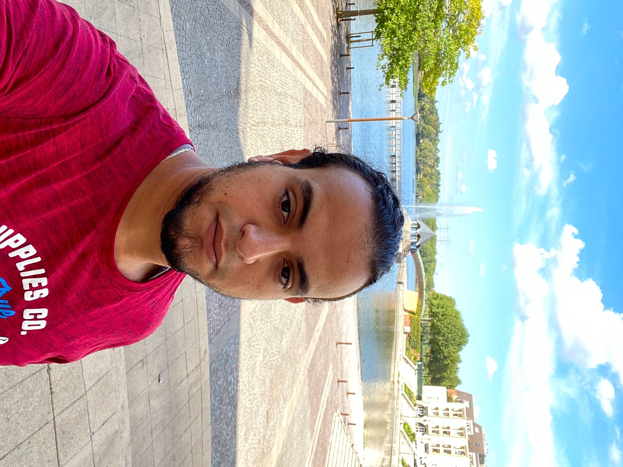 Ahmed participe au concours pour gagner de l'argent avec cette photo : active_shirt, azure, daytime, forehead, magenta, person, selfie, summer, sunlight, tints_and_shades, world