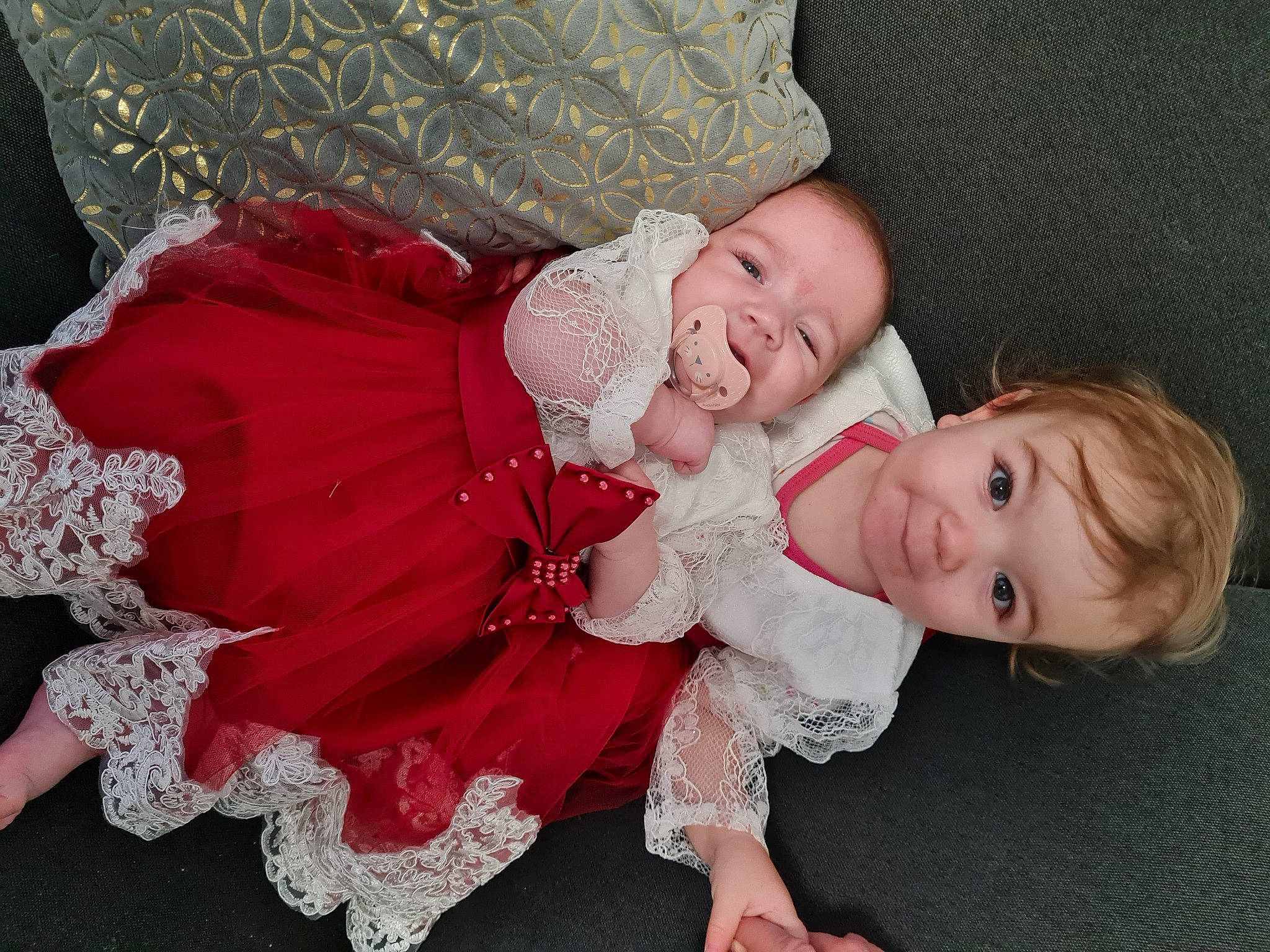 Elyana a rejoint le concours — aidez-le/la à gagner de superbes lots ! baby, baby_toddler_clothing, comfort, dress, embellishment, event, eye, face, facial_expression, fun, happy, head, human_body, iris, lap, person, pink, skin, sleeve, smile