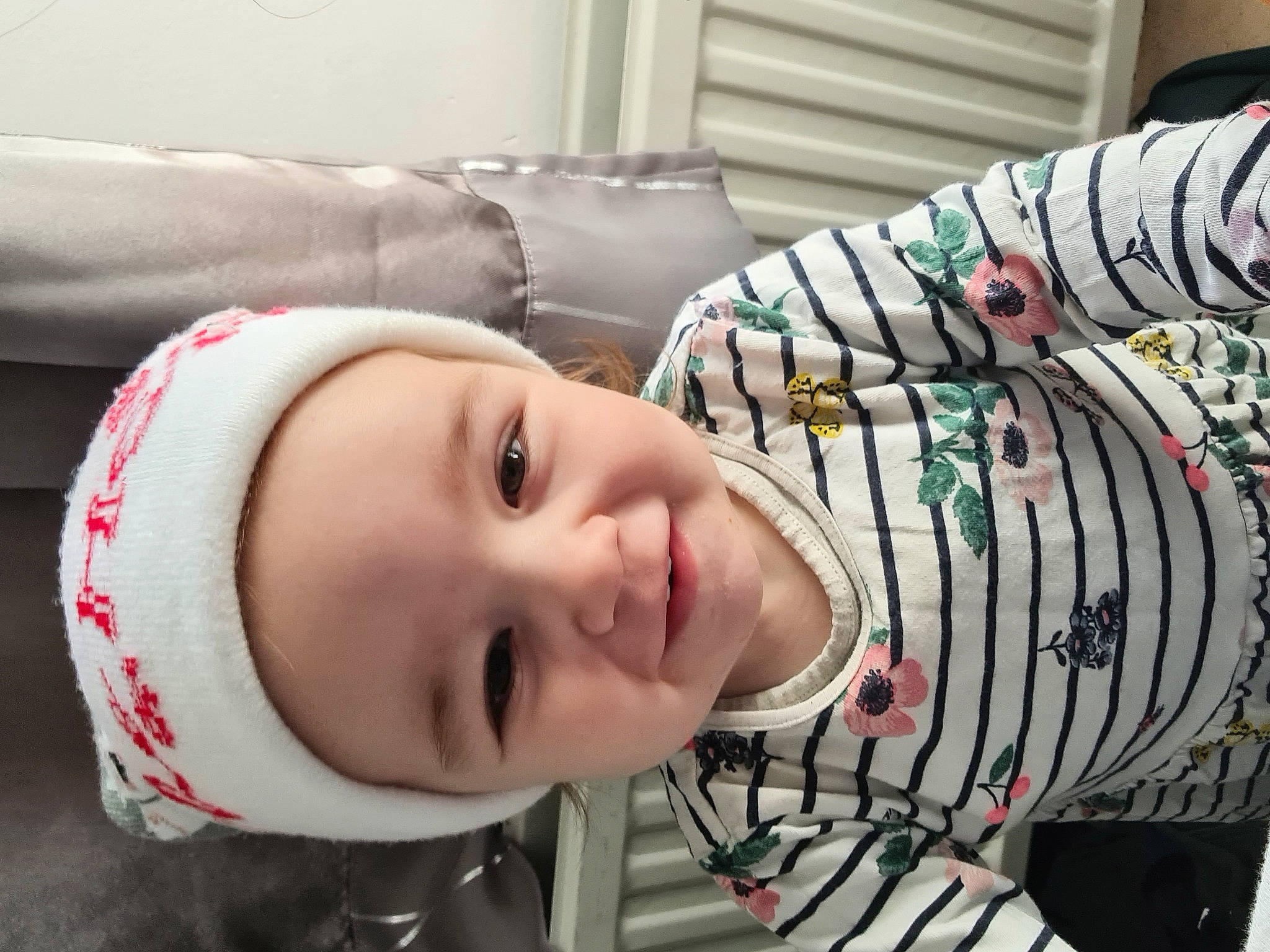 Elyana a rejoint le concours — aidez-le/la à gagner de superbes lots ! baby, baby_toddler_clothing, cheek, comfort, couch, eye, eyelash, happy, head, joy, lip, mammal, mouth, neck, nose, pattern, person, skin, smile, textile