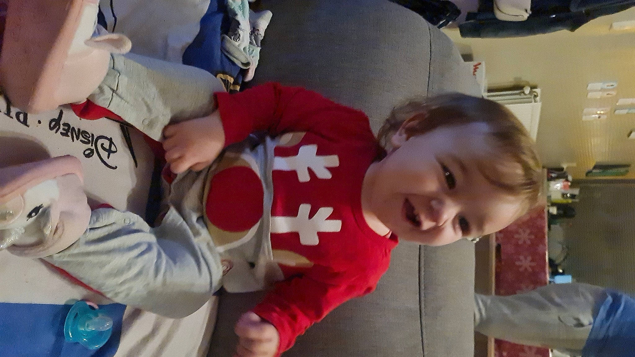 Elyana participe au concours pour gagner de l'argent avec cette photo : baby, carmine, child, elbow, event, fun, glove, hairstyle, happy, helmet, mouth, person, personal_protective_equipment, room, skin, smile, snapshot, sports_gear, t_shirt, toddler