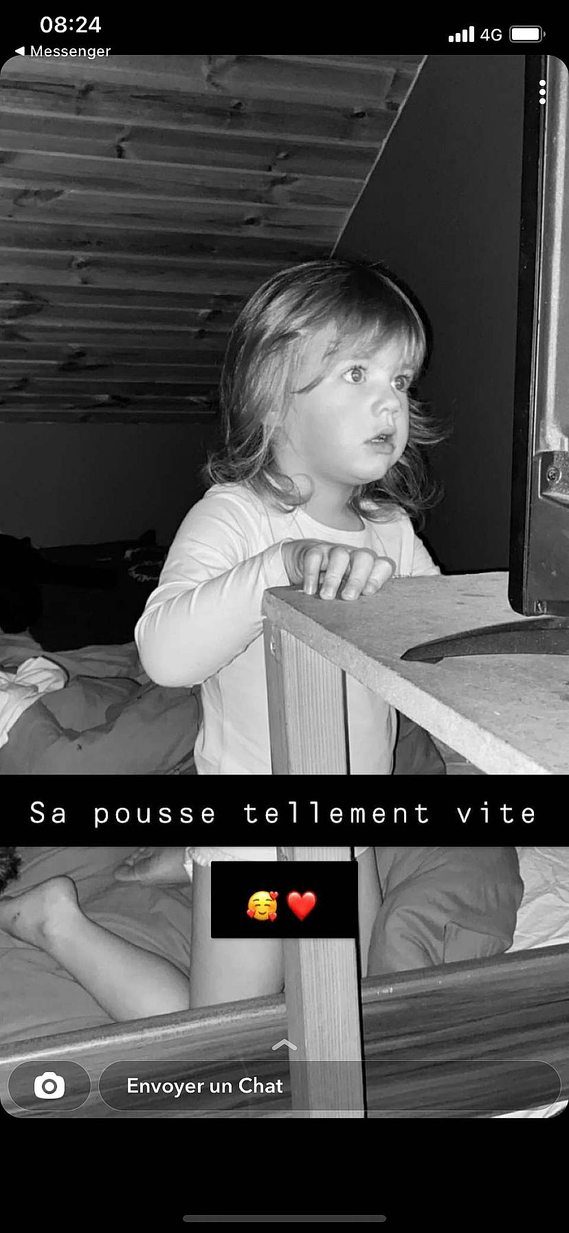 Lona a rejoint le concours — aidez-le/la à gagner de superbes lots ! baby_toddler_clothing, black, black_and_white, blond, child, comfort, facial_expression, flash_photography, hairstyle, happy, line, monochrome, monochrome_photography, person, photo_caption, photograph, sitting, snapshot, style, toddler