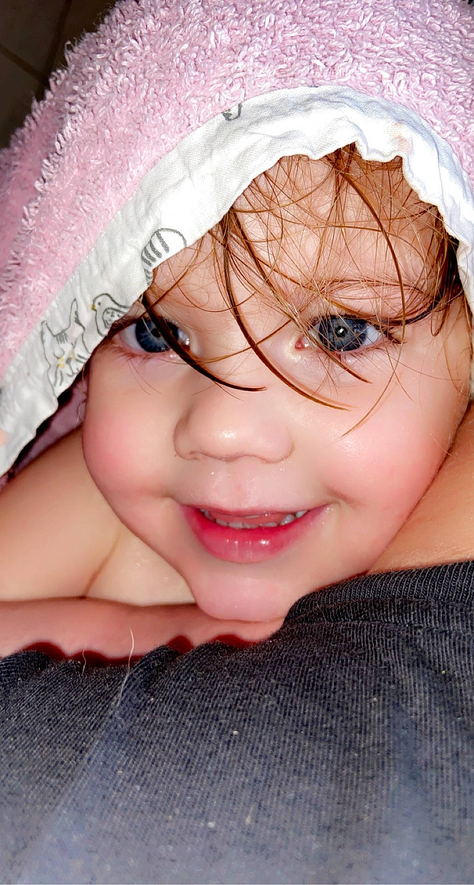 Lona a rejoint le concours — aidez-le/la à gagner de superbes lots ! cap, cheek, child, close_up, cool, eyebrow, eyelash, flash_photography, fun, happy, headgear, headpiece, headwear, lip, magenta, nose, person, pink, product, skin