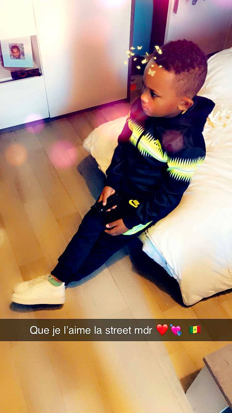 Keiywan participe au concours pour gagner de l'argent avec cette photo : baby, baby_toddler_clothing, bed, bed_sheet, bedding, blurred, comfort, floor, flooring, linens, person, picture_frame, sock, toddler, walking_shoe, wood_flooring