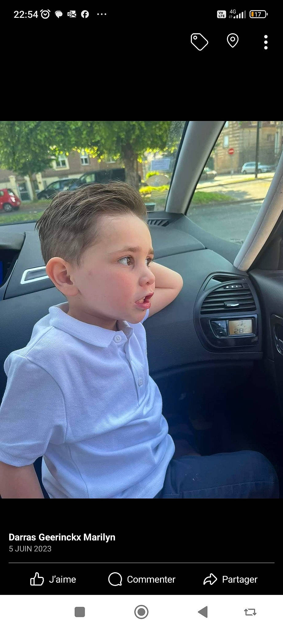 Joulianito a rejoint le concours — aidez-le/la à gagner de superbes lots ! auto_part, automotive_design, automotive_exterior, automotive_lighting, automotive_mirror, automotive_window_part, car, car_seat, glass, mode_of_transport, motor_vehicle, person, personal_luxury_car, plant, steering_wheel, toddler, tree, vehicle, vehicle_door, window