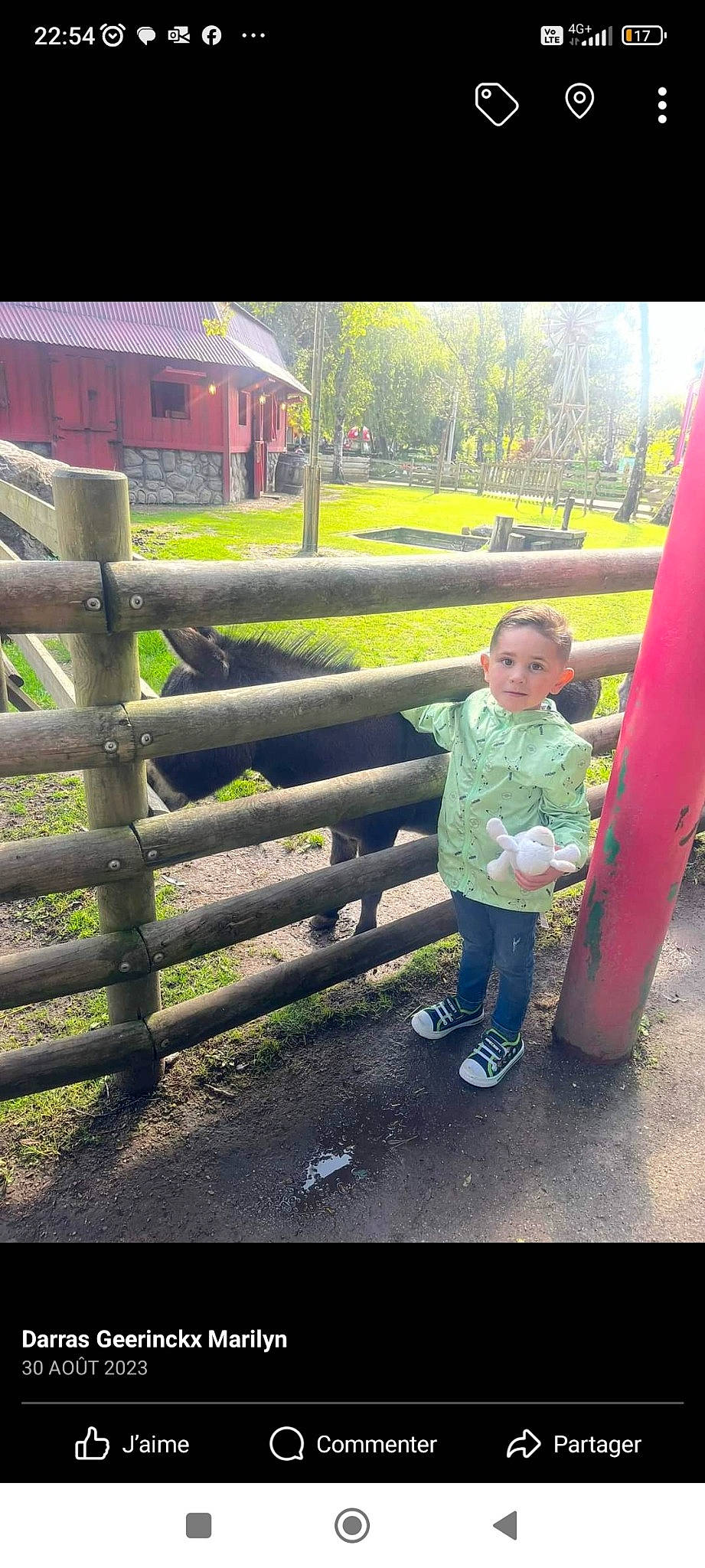 Joulianito participe au concours pour gagner de l'argent avec cette photo : baby, baby_toddler_clothing, building, child, fence, fun, grass, home_fencing, landscape, leisure, metal, pasture, people_in_nature, person, plant, recreation, split_rail_fence, tints_and_shades, toddler, tree