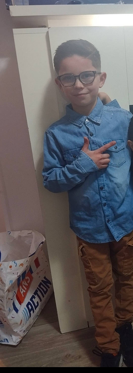 Santiano participe au concours pour gagner de l'argent avec cette photo : belt, blazer, button, chest, collar, denim, dress_shirt, electric_blue, eyewear, facial_hair, formal_wear, gesture, joy, person, pocket, room, selfie, sleeve, t_shirt, thumb