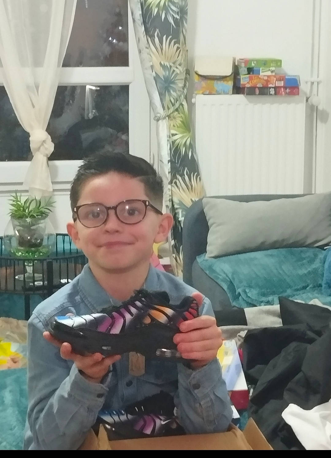 Santiano participe au concours pour gagner de l'argent avec cette photo : camera, cameras_optics, comfort, couch, digital_camera, eyewear, gadget, glasses, happy, houseplant, joy, living_room, person, picture_frame, plant, room, selfie, single_lens_reflex_camera, smile, snapshot