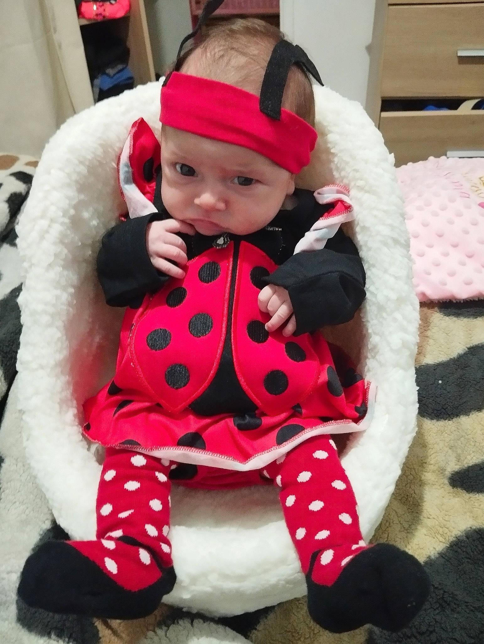 Bellissima a rejoint le concours — aidez-le/la à gagner de superbes lots ! baby, baby_toddler_clothing, cap, carmine, child, christmas, costume, costume_hat, event, fictional_character, fur, fur_clothing, hat, headgear, headwear, holiday, person, pink, red, sitting