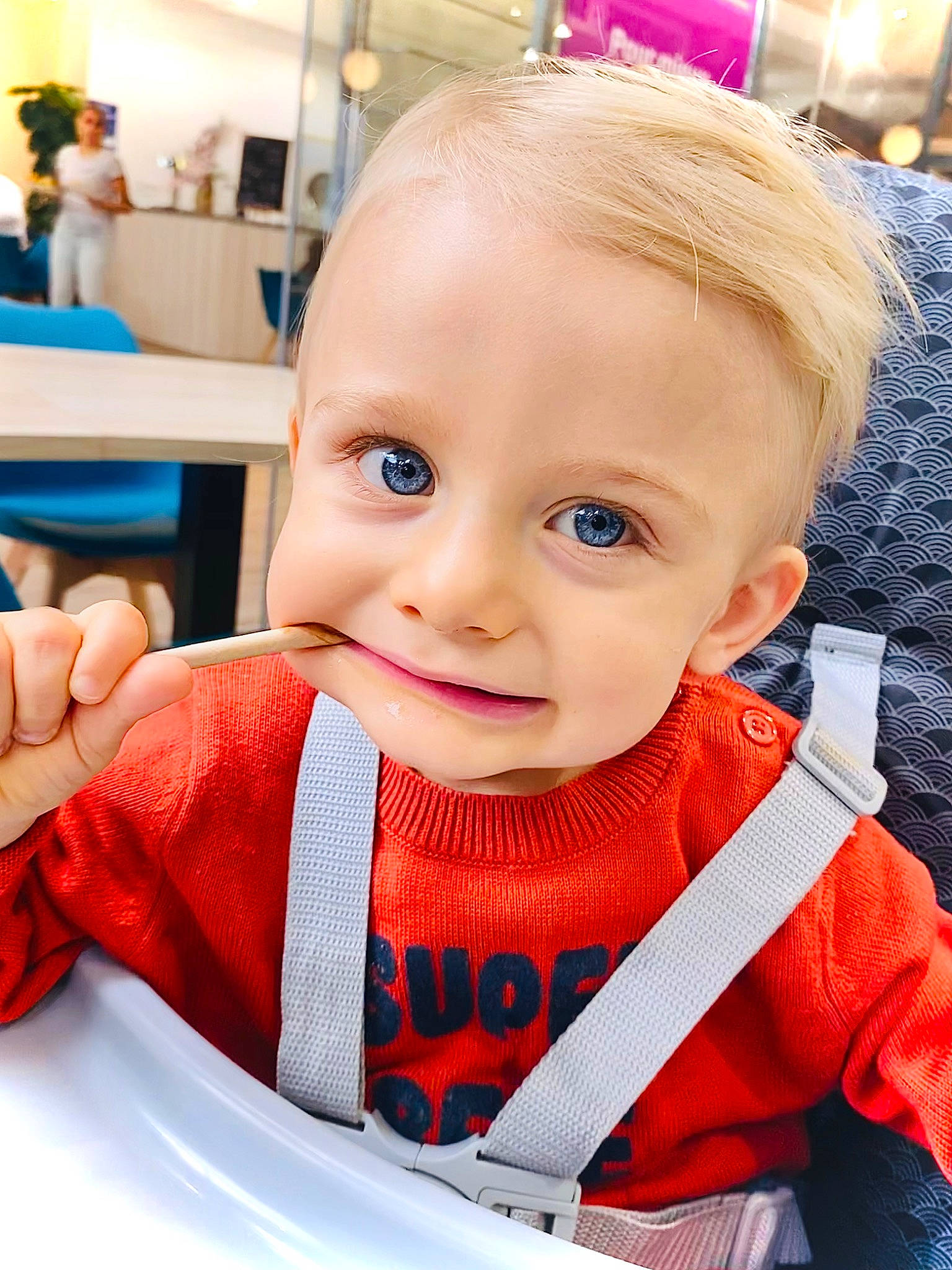 Axel a rejoint le concours — aidez-le/la à gagner de superbes lots ! baby, baby_carriage, baby_products, baby_safety, baby_toddler_clothing, blurred, cheek, child, electric_blue, eyelash, facial_expression, fun, gesture, happy, human, joy, person, personal_protective_equipment, product, service