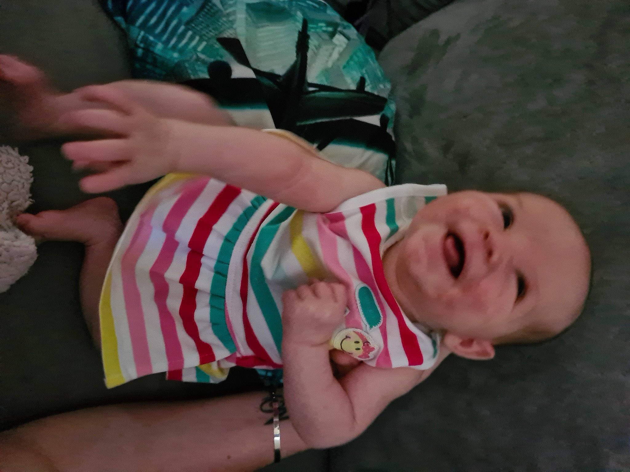 Chloé participe au concours pour gagner de l'argent avec cette photo : baby, baby_laughing, baby_products, baby_toddler_clothing, cheek, child, comfort, elbow, finger, fun, hand, happy, human_leg, mouth, nail, pattern, person, skin, smile, thigh