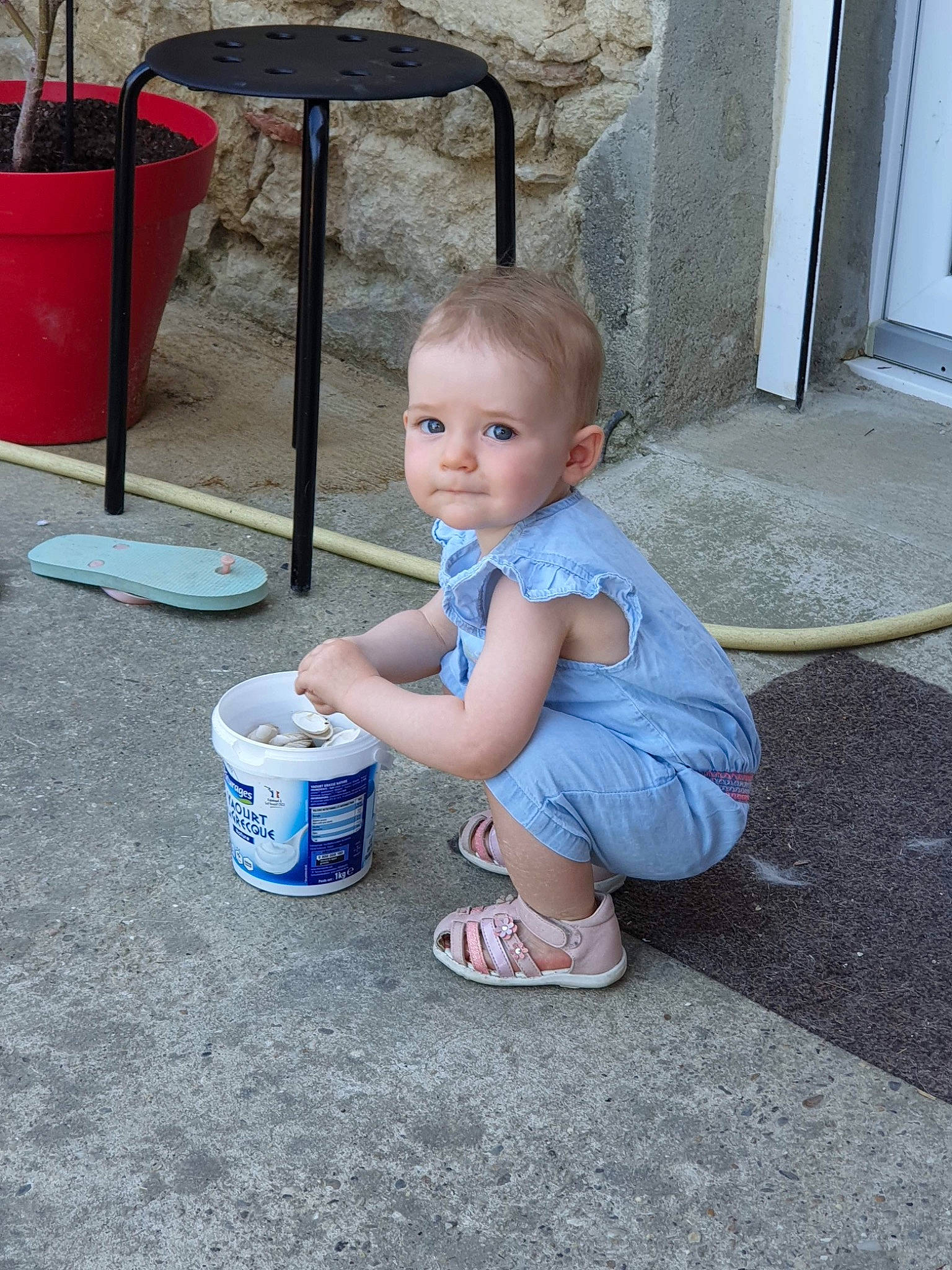 Chloé a rejoint le concours — aidez-le/la à gagner de superbes lots ! asphalt, baby, baby_toddler_clothing, bar_stool, chair, child, electric_blue, flooring, fun, human_leg, leg, leisure, outdoor_furniture, outdoor_table, person, play, product, public_space, sitting, table