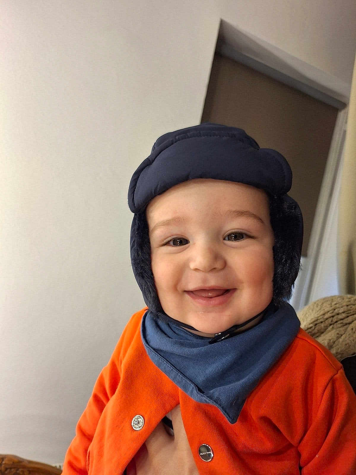 Luka participe au concours pour gagner de l'argent avec cette photo : baby, child, smiling, hat, scarf, orange_jacket, indoor, face, happy, closeup, person, cute, warm_clothing, portrait, cheerful, infant, headgear, apparel, baby_clothes, young_child