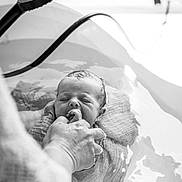 Ambre a rejoint le concours — aidez-le/la à gagner de superbes lots ! baby, newborn, infant, water, bathtub, hand, support, floating, black_and_white, peaceful, face, skin, person, adult_hand, closeup, quiet, towel, bath, soothing, care