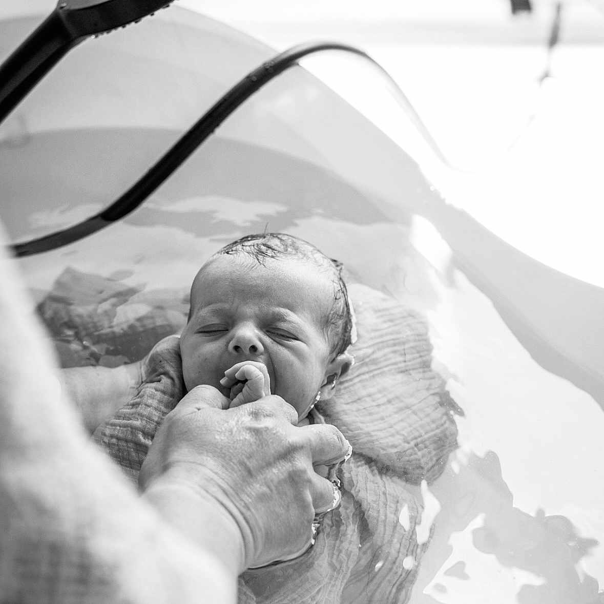 Ambre a rejoint le concours — aidez-le/la à gagner de superbes lots ! adult_hand, baby, bath, bathtub, black_and_white, care, closeup, face, floating, hand, infant, newborn, peaceful, person, quiet, skin, soothing, support, towel, water