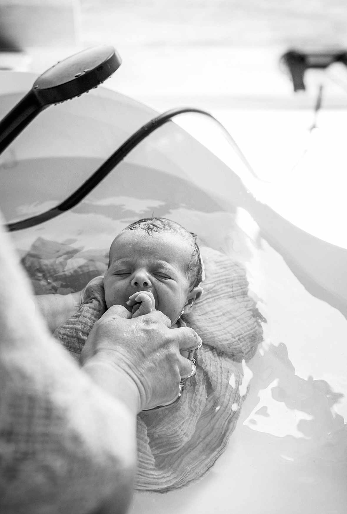Ambre a rejoint le concours — aidez-le/la à gagner de superbes lots ! baby, newborn, infant, water, bathtub, hand, support, floating, black_and_white, peaceful, face, skin, person, adult_hand, closeup, quiet, towel, bath, soothing, care