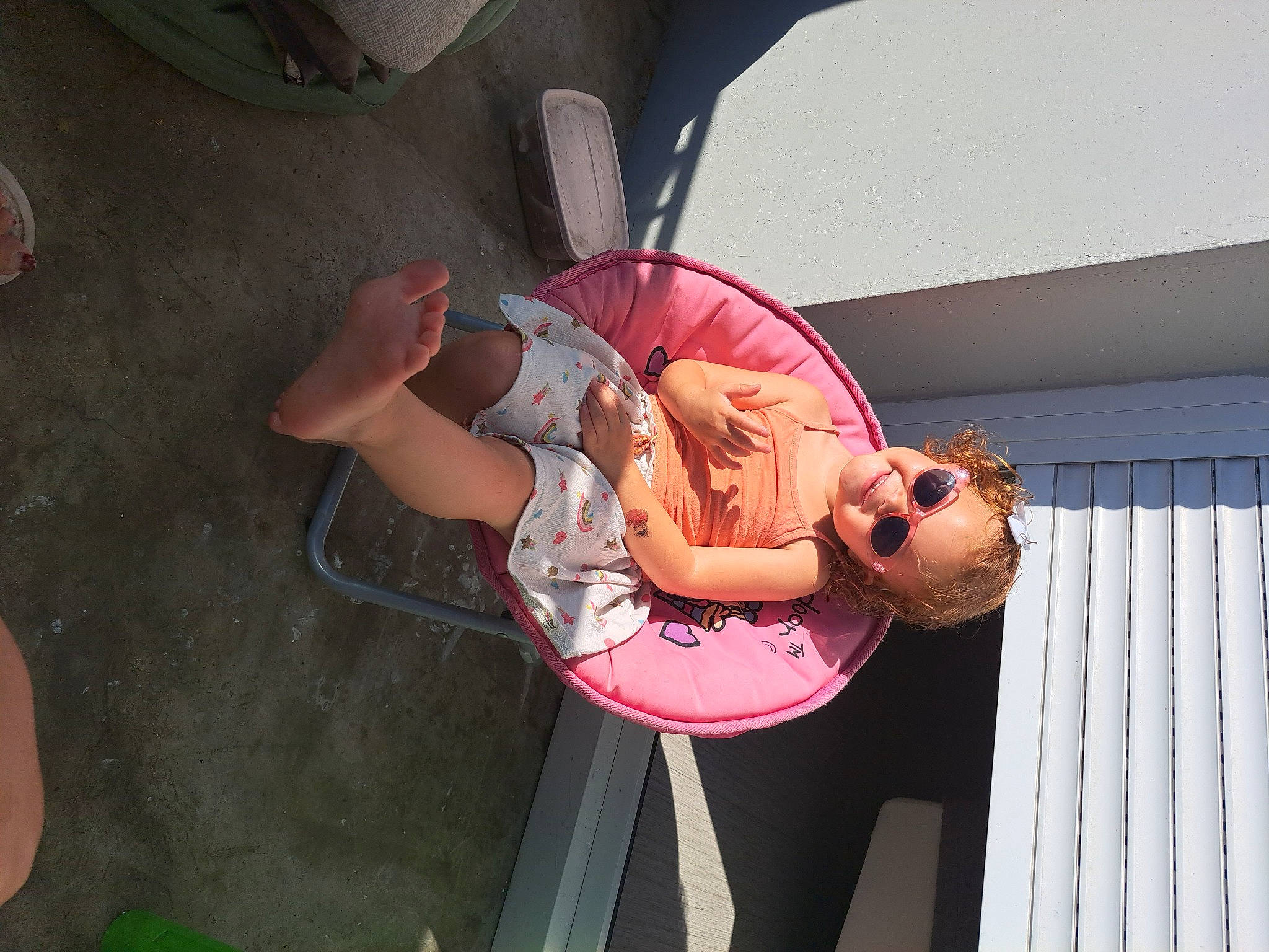 Luna a rejoint le concours — aidez-le/la à gagner de superbes lots ! auto_part, automotive_exterior, automotive_lighting, bumper, child, elbow, eyewear, family_car, fender, fun, hat, human_leg, joy, leisure, mouth, person, pink, recreation, thigh, toddler