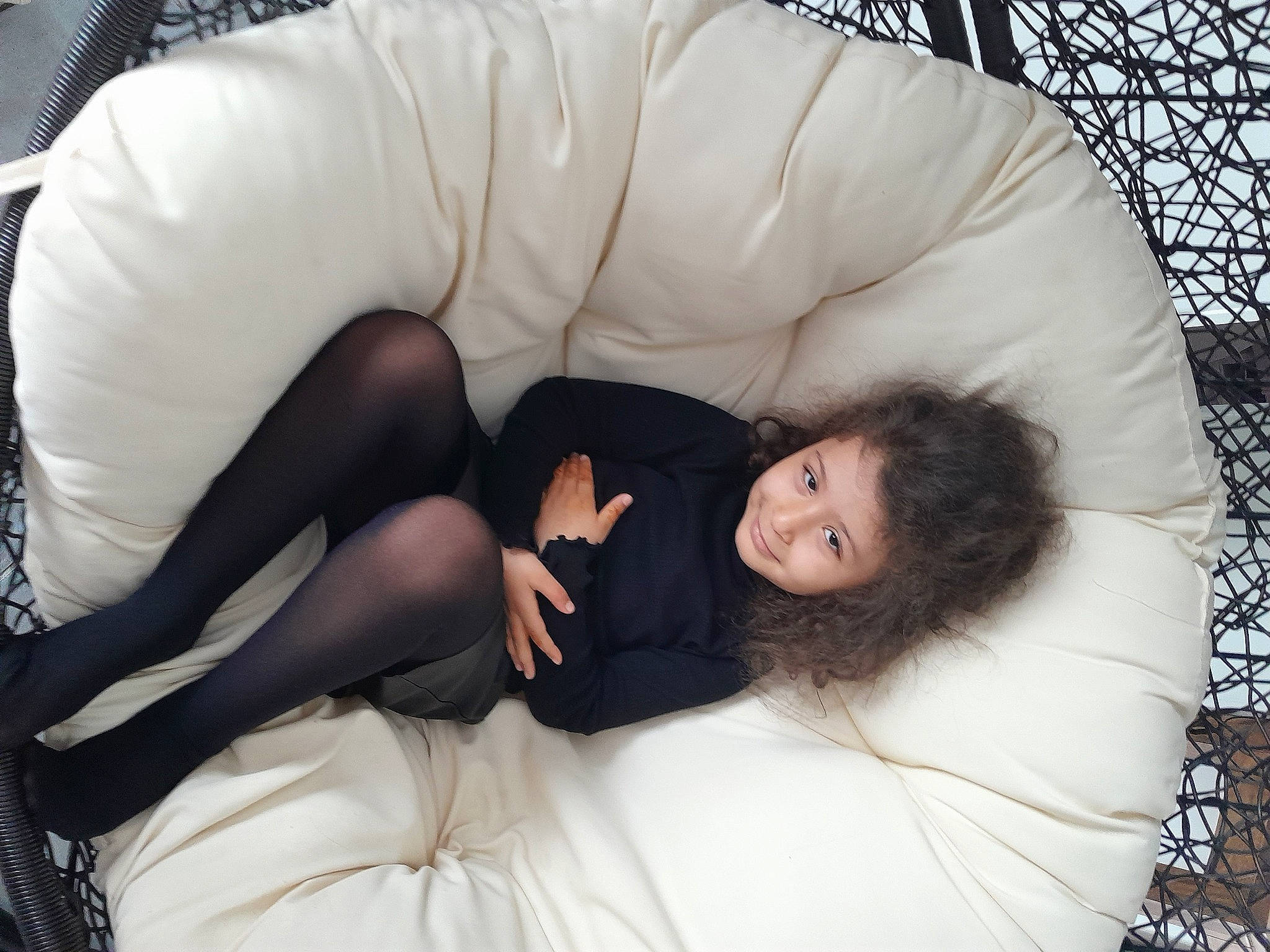 Salma a rejoint le concours — aidez-le/la à gagner de superbes lots ! abdomen, bed, bedding, blond, comfort, couch, fetish_model, flash_photography, foot, fur, human_leg, joy, knee, lap, leg, linens, long_hair, person, sitting, sock