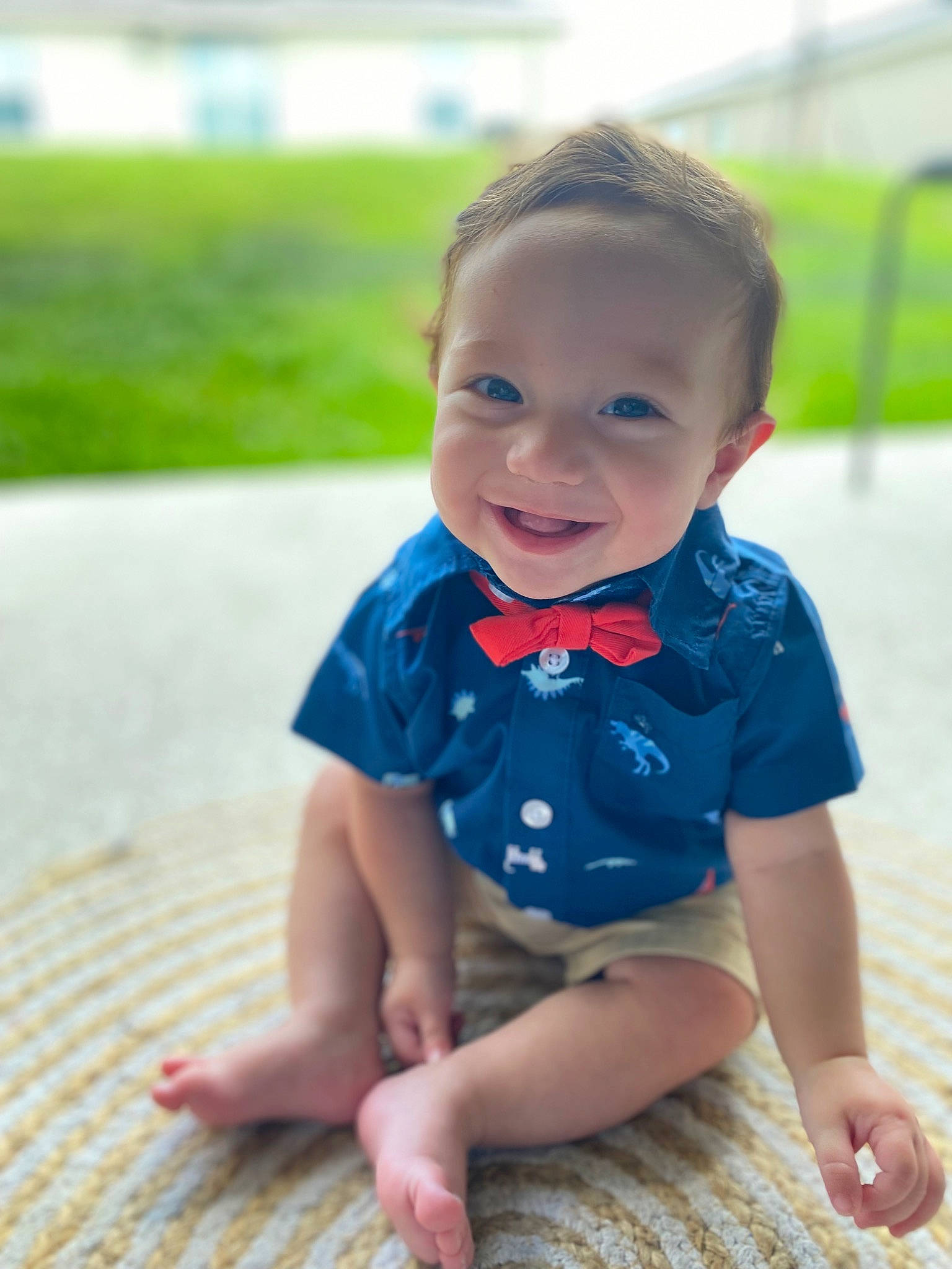 Thiago is registered to the contest to win money with this photo: baby, baby_toddler_clothing, chin, dress, electric_blue, eye, finger, flooring, fun, grass, happy, head, iris, joy, leisure, person, plant, skin, sleeve, smile