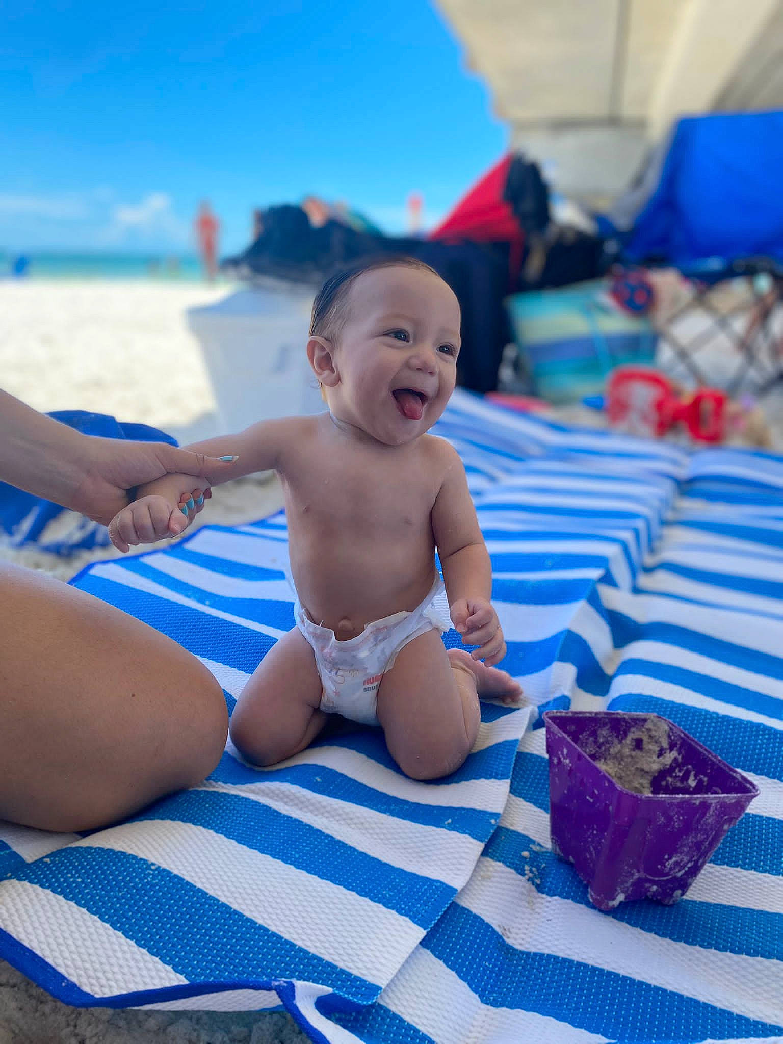 Thiago is registered to the contest to win money with this photo: azure, baby, blue, brassiere, event, fun, happy, human_leg, leg, leisure, people_on_beach, person, recreation, shorts, sky, smile, swimwear, thigh, toddler, undergarment