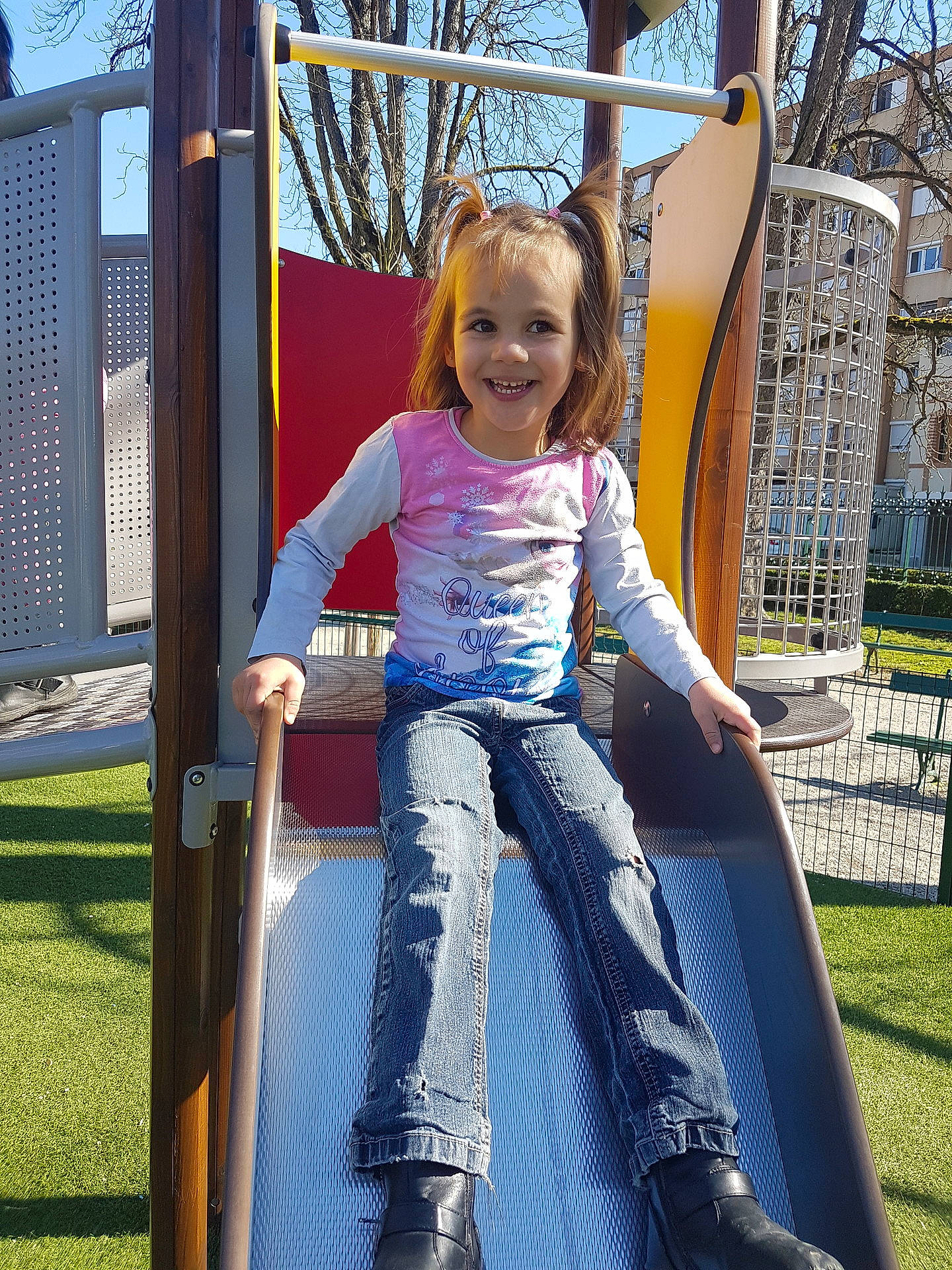 Leeloo participe au concours pour gagner de l'argent avec cette photo : blue, child, day, fun, human_positions, joy, outdoor_play_equipment, people, play, playground, spring, toddler