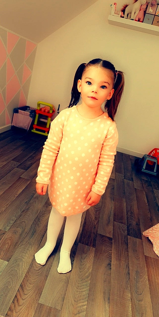 Loona participe au concours pour gagner de l'argent avec cette photo : beauty, day_dress, dress, fashion_design, floor, flooring, hand, happy, hardwood, human_leg, knee, long_hair, neck, one_piece_garment, person, shoulder, sleeve, thigh, trunk, waist