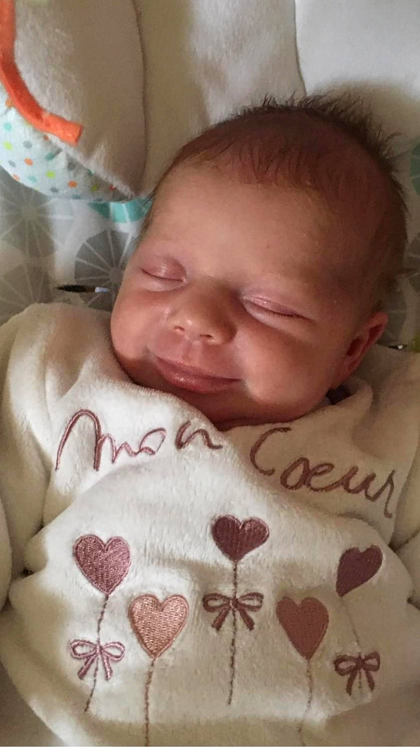 Lilou a rejoint le concours — aidez-le/la à gagner de superbes lots ! baby, cheek, chin, comfort, eye, eyebrow, face, finger, forehead, head, human_body, lip, mouth, muscle, neck, nose, person, pink, skin, smile