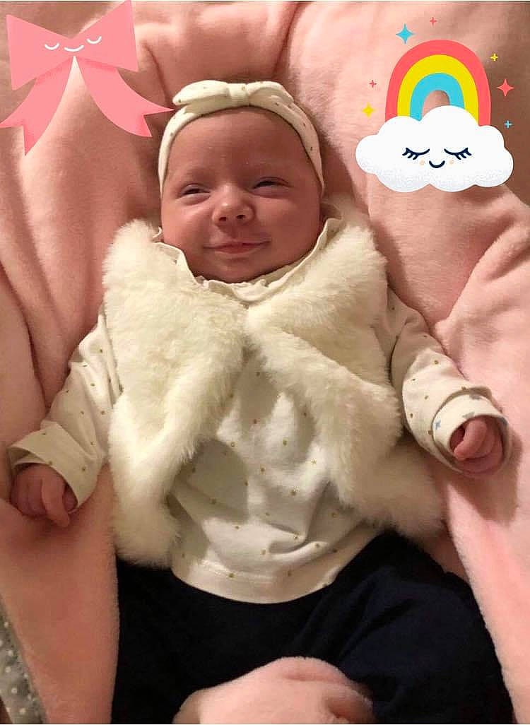 Lilou a rejoint le concours — aidez-le/la à gagner de superbes lots ! baby, baby_sleeping, cheek, child, comfort, finger, gesture, happy, mouth, nose, organ, person, pink, product, rainbow, skin, smile, textile, thumb, toddler