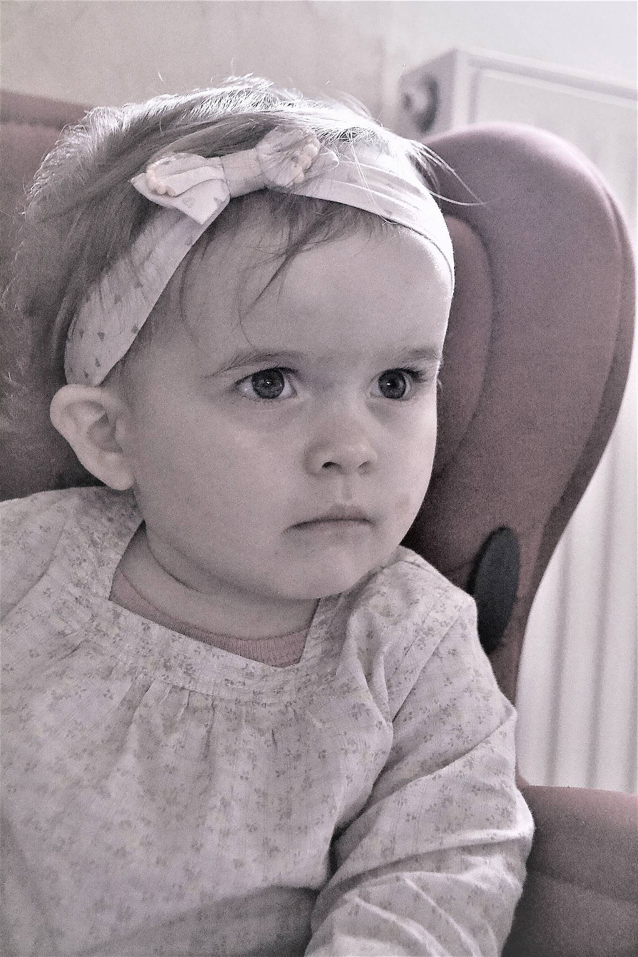 Solène a rejoint le concours — aidez-le/la à gagner de superbes lots ! beauty, black_and_white, cheek, child, eye, forehead, girl, hair_accessory, head, headgear, infant, monochrome, monochrome_photography, nose, organ, person, photograph, skin, smile, toddler