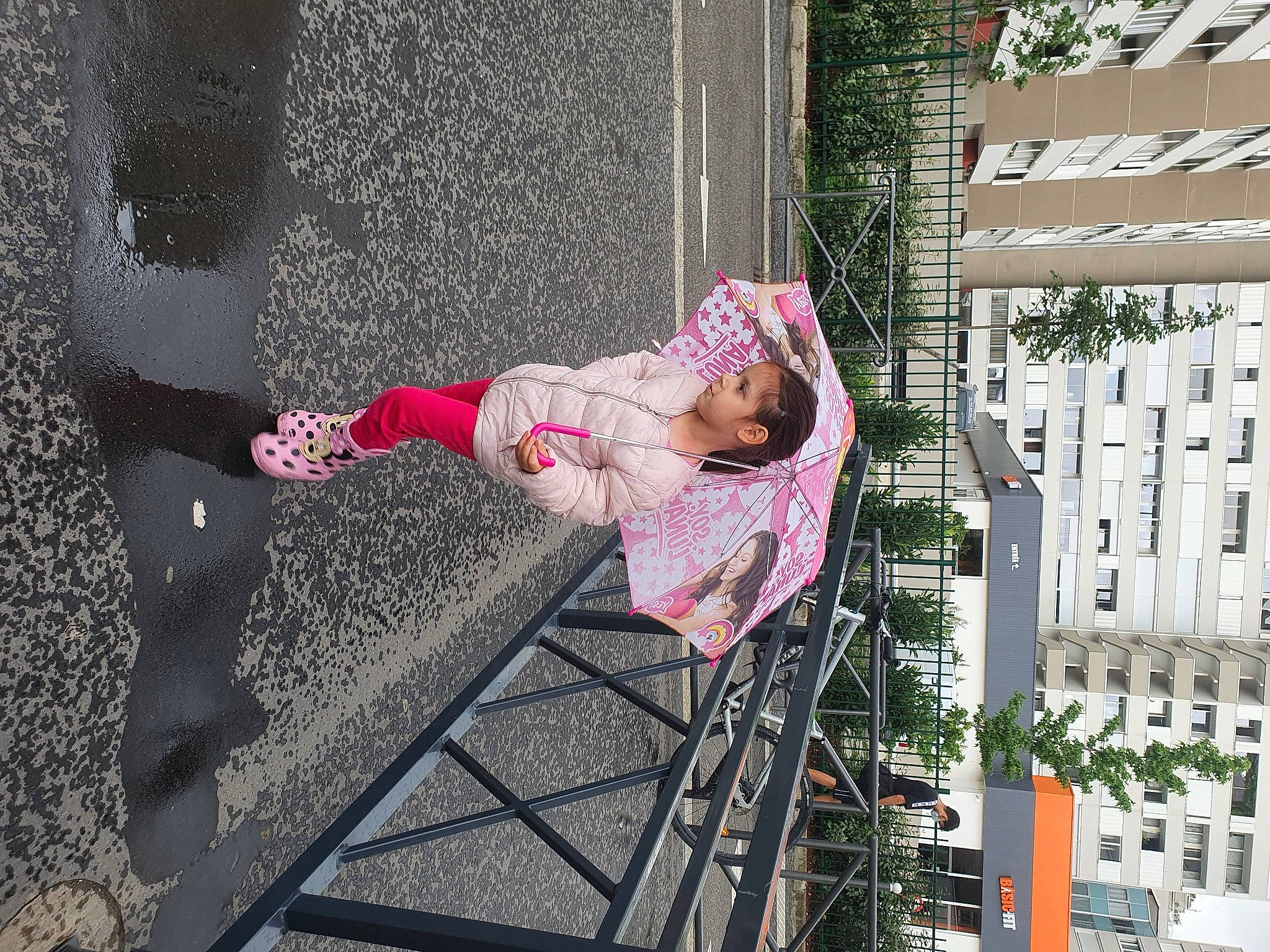 Duru a rejoint le concours — aidez-le/la à gagner de superbes lots ! baby, baby_toddler_clothing, child, city, concrete, fun, hat, human_settlement, leisure, magenta, pedestrian, person, pink, plant, recreation, road_surface, sidewalk, toddler, tree