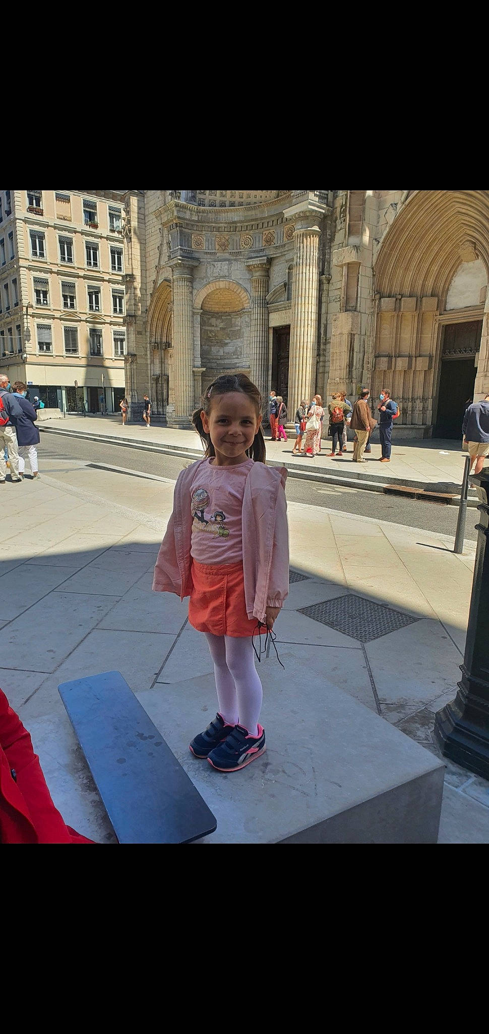 Duru participe au concours pour gagner de l'argent avec cette photo : building, city, fun, hairstyle, happy, human, human_settlement, infrastructure, joy, leisure, pedestrian, person, recreation, road, road_surface, sidewalk, street, street_fashion, temple, tourism