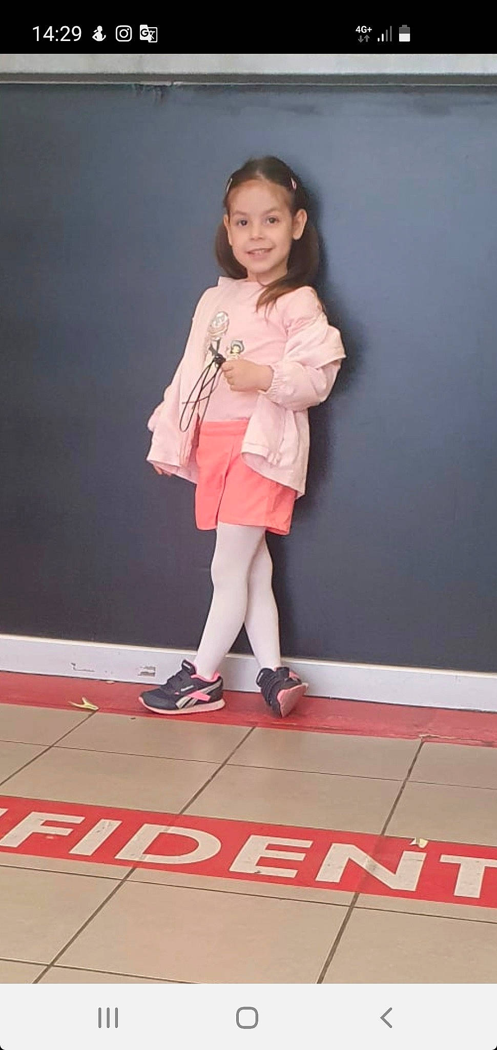 Duru participe au concours pour gagner de l'argent avec cette photo : carmine, child, event, face, fashion_design, flooring, footwear, happy, human_leg, joy, knee, leg, peach, person, pink, shorts, sleeve, smile, street_fashion, thigh