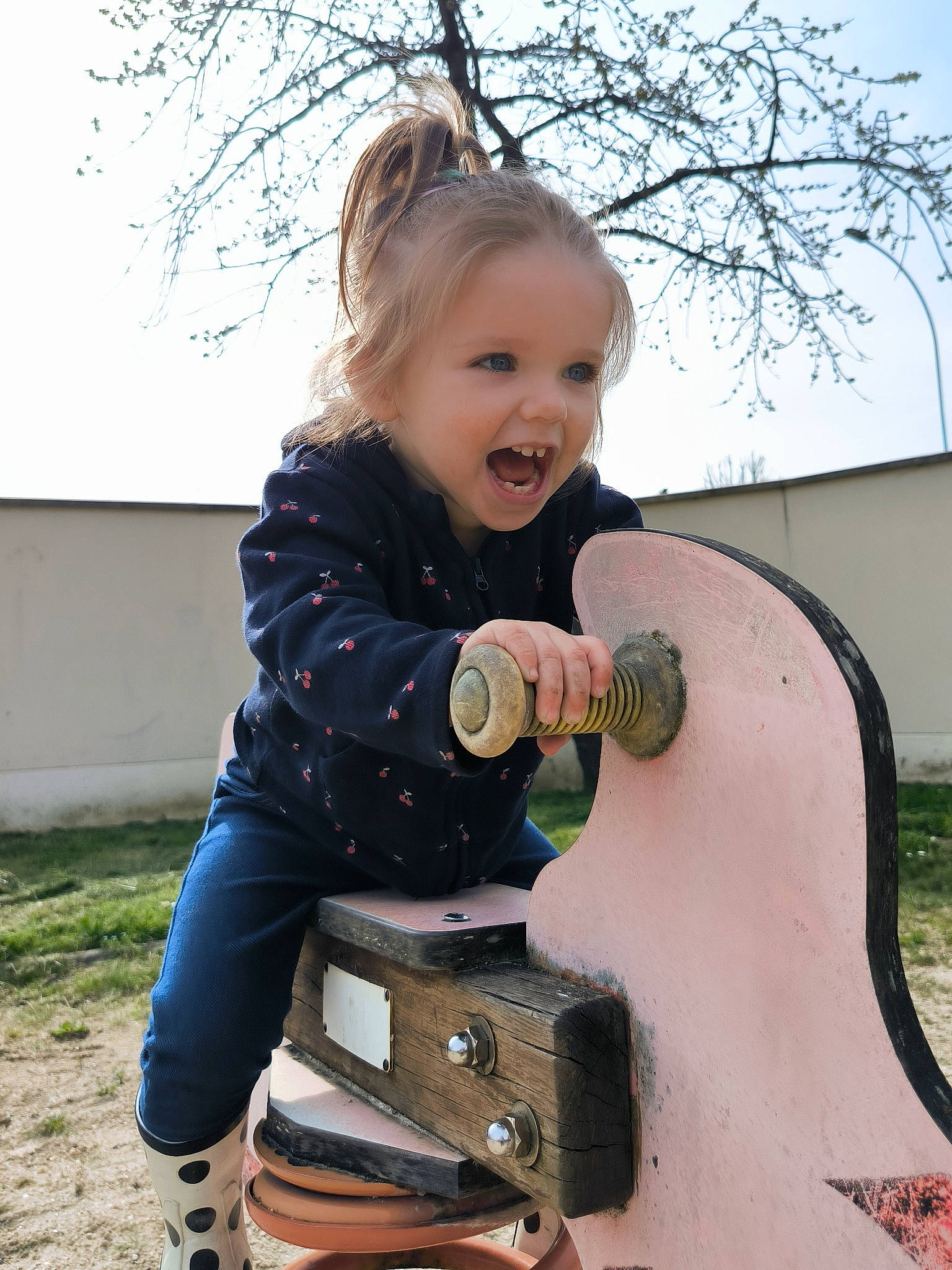 Léanna a rejoint le concours — aidez-le/la à gagner de superbes lots ! baby, baby_toddler_clothing, blond, eye, fun, grass, hair, happy, human_body, jacket, leisure, person, playground, recreation, skin, sky, sleeve, smile, toddler, tree