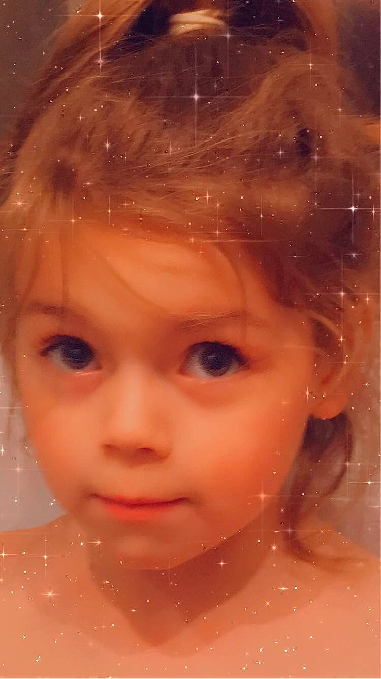 Lola a rejoint le concours — aidez-le/la à gagner de superbes lots ! cheek, dress, ear, eye, eyebrow, eyelash, flash_photography, forehead, hair, hairstyle, hand, happy, head, headgear, human_body, iris, lip, mouth, nose, person