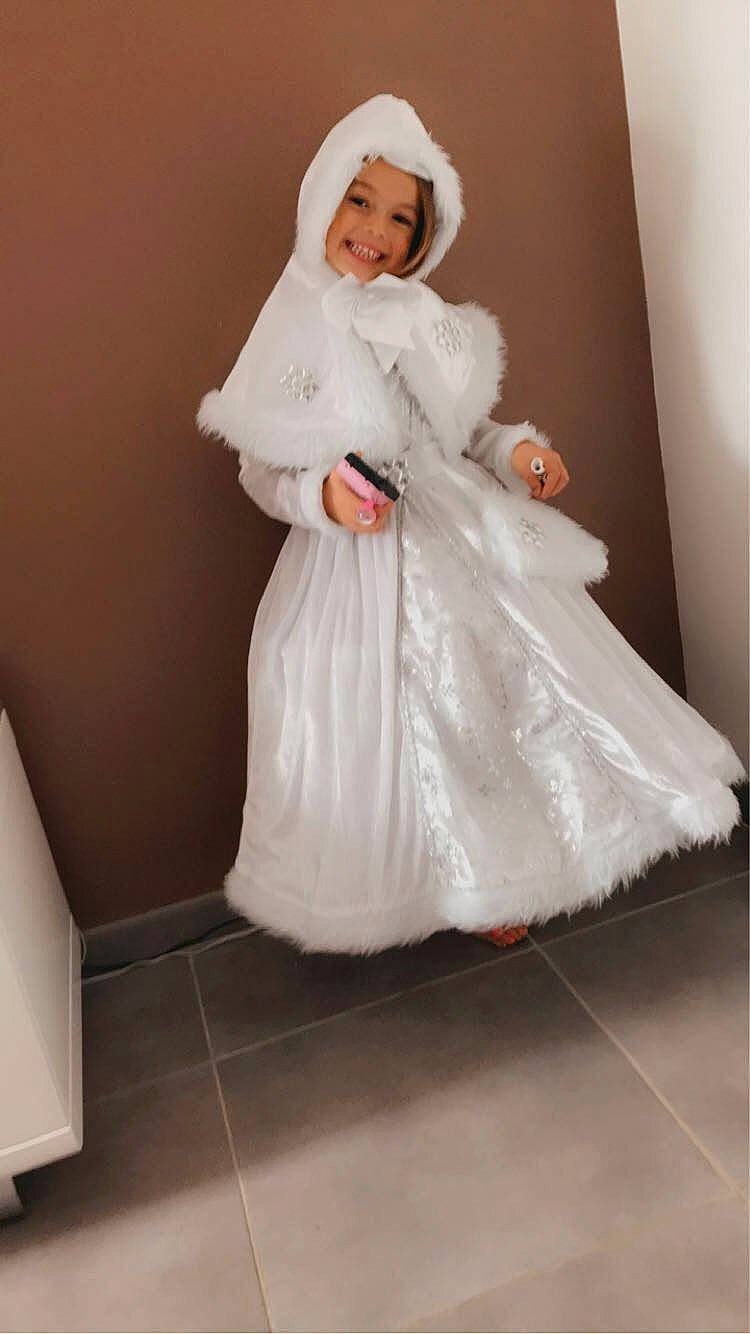 Lola a rejoint le concours — aidez-le/la à gagner de superbes lots ! bridal_accessory, bridal_clothing, bride, doll, dress, event, fashion_design, flooring, formal_wear, gown, happy, headwear, human_body, joy, outerwear, peach, person, sleeve, smile, toy