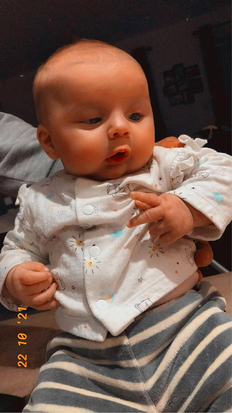 Guilia participe au concours pour gagner de l'argent avec cette photo : abdomen, arm, baby, baby_toddler_clothing, cheek, chest, child, collar, comfort, finger, gesture, iris, lip, mouth, nose, person, skin, sleeve, thumb, toddler