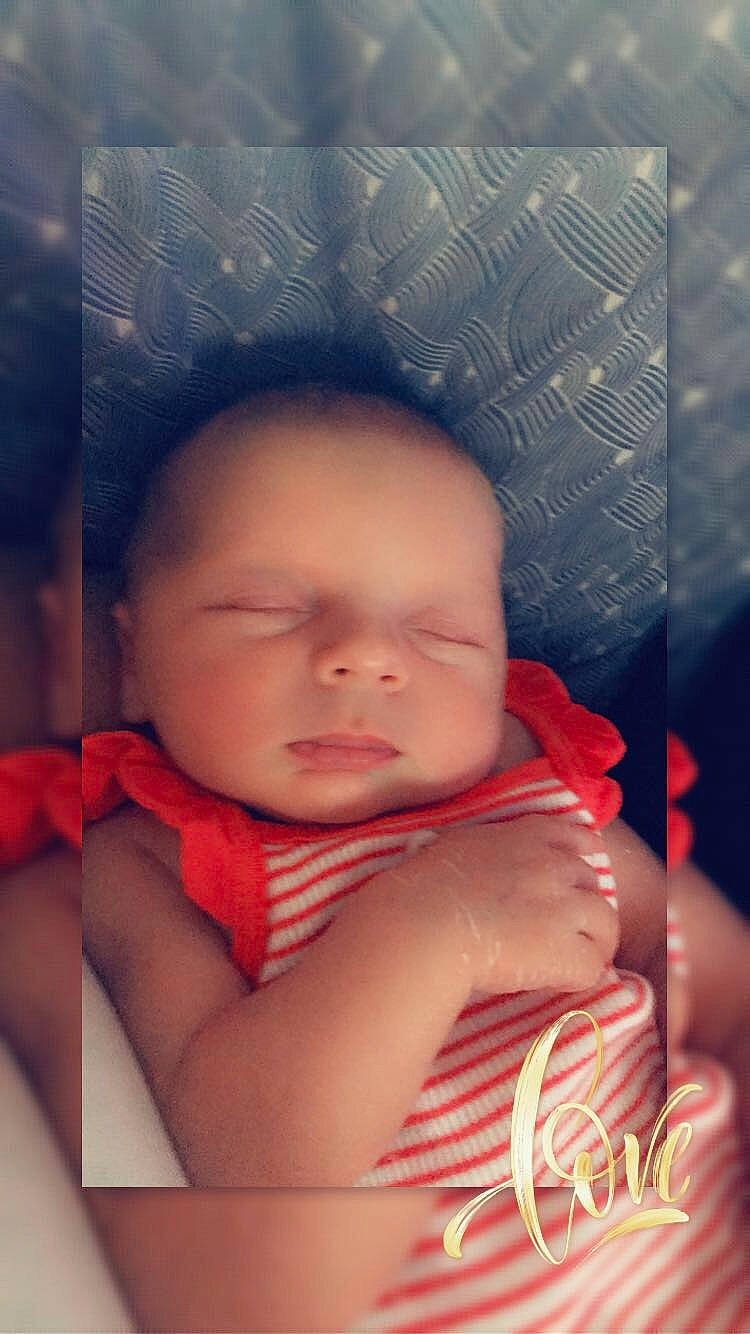 Guilia a rejoint le concours — aidez-le/la à gagner de superbes lots ! arm, baby, baby_toddler_clothing, cheek, comfort, cool, eye, eyebrow, eyelash, finger, flash_photography, happy, iris, lip, mouth, neck, nose, person, pink, skin