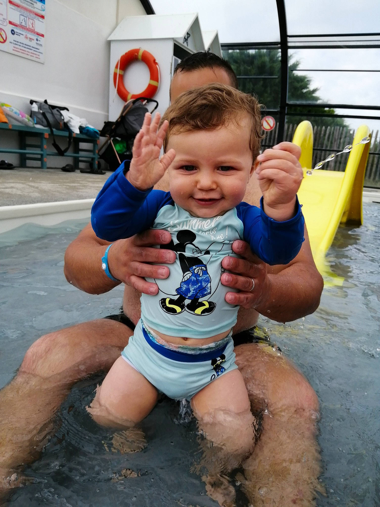 Lenzo participe au concours pour gagner de l'argent avec cette photo : baby, bathing, chest, child, fun, happy, human_leg, joy, leisure, muscle, person, personal_protective_equipment, recreation, shorts, sitting, sky, swimming_pool, swimwear, thigh, toddler
