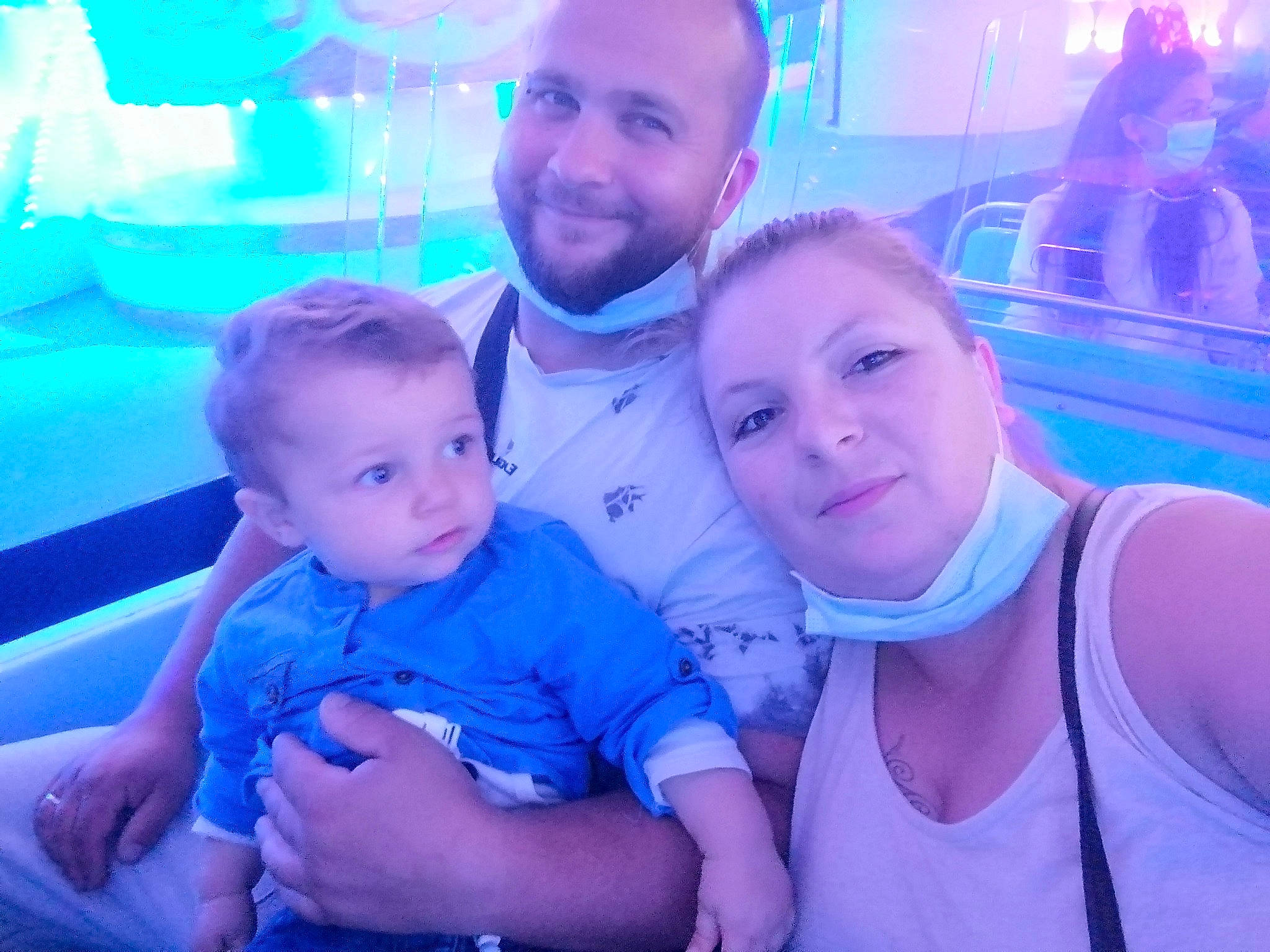 Lenzo a rejoint le concours — aidez-le/la à gagner de superbes lots ! azure, blue, eye, face, facial_expression, fun, happy, head, iris, joy, leisure, light, muscle, person, photograph, pink, product, purple, red, skin