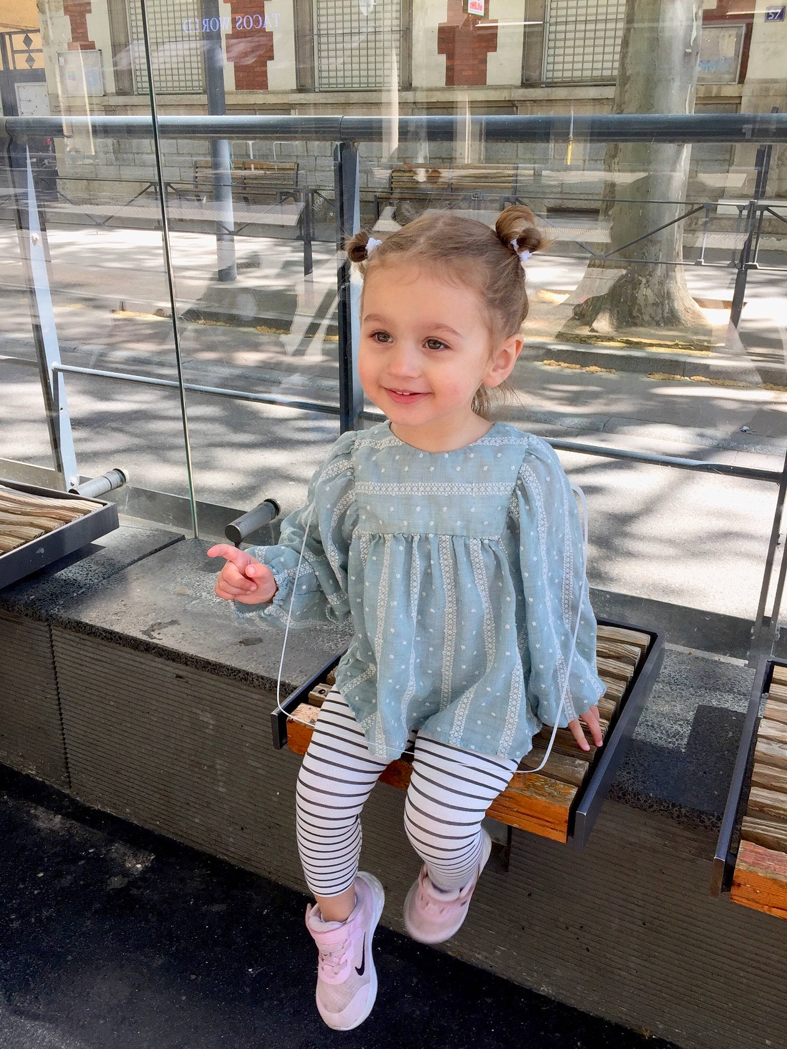 Losia a rejoint le concours — aidez-le/la à gagner de superbes lots ! child, city, denim, eyewear, footwear, fun, happy, joy, leisure, pattern, person, pink, recreation, sandal, shoe, sitting, sleeve, smile, street_fashion, toddler