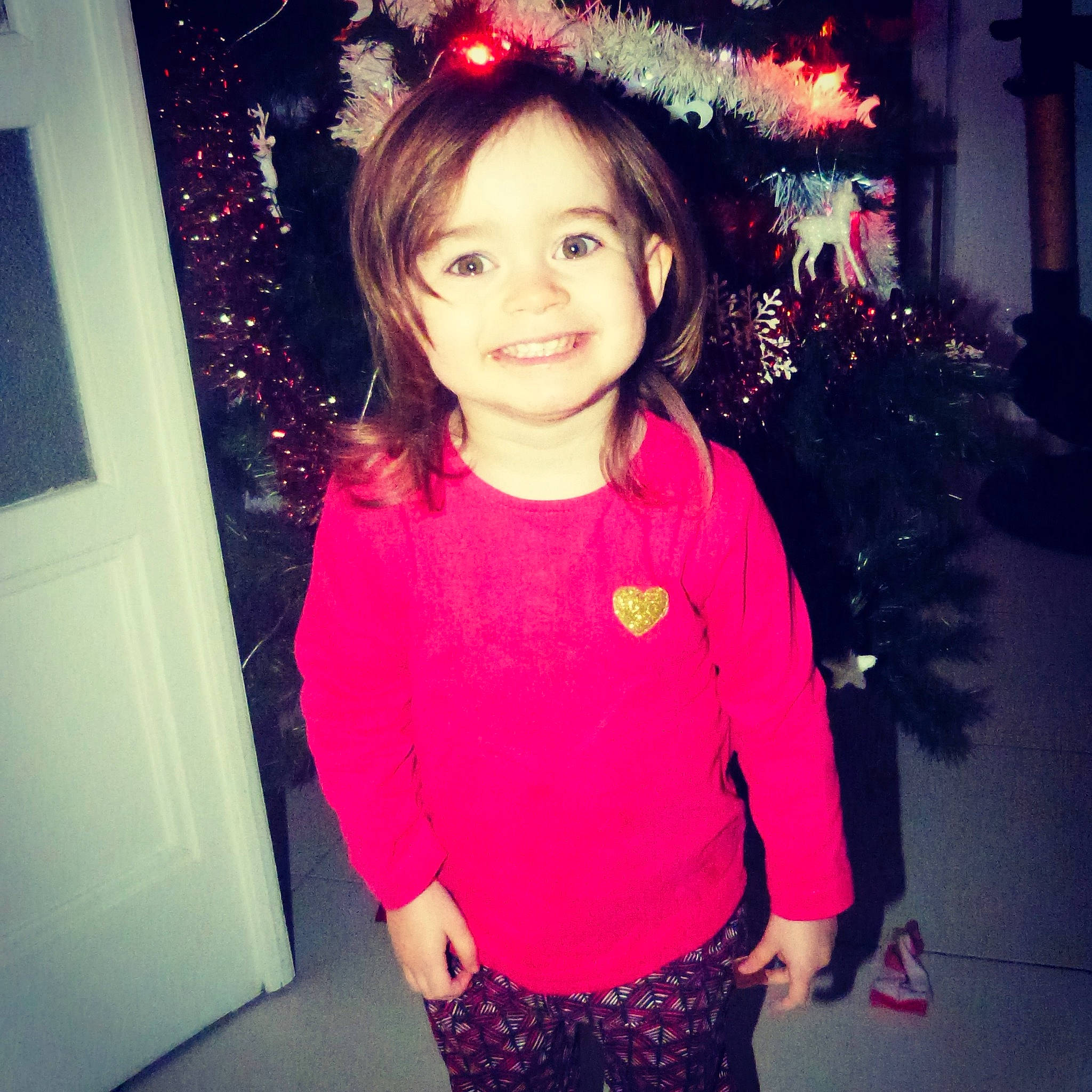 Kate a rejoint le concours — aidez-le/la à gagner de superbes lots ! black_hair, brown_hair, child, cool, day, event, fun, girl, hair, hairstyle, human_hair_color, joy, long_hair, organ, outerwear, person, product, shoulder, skin, smile