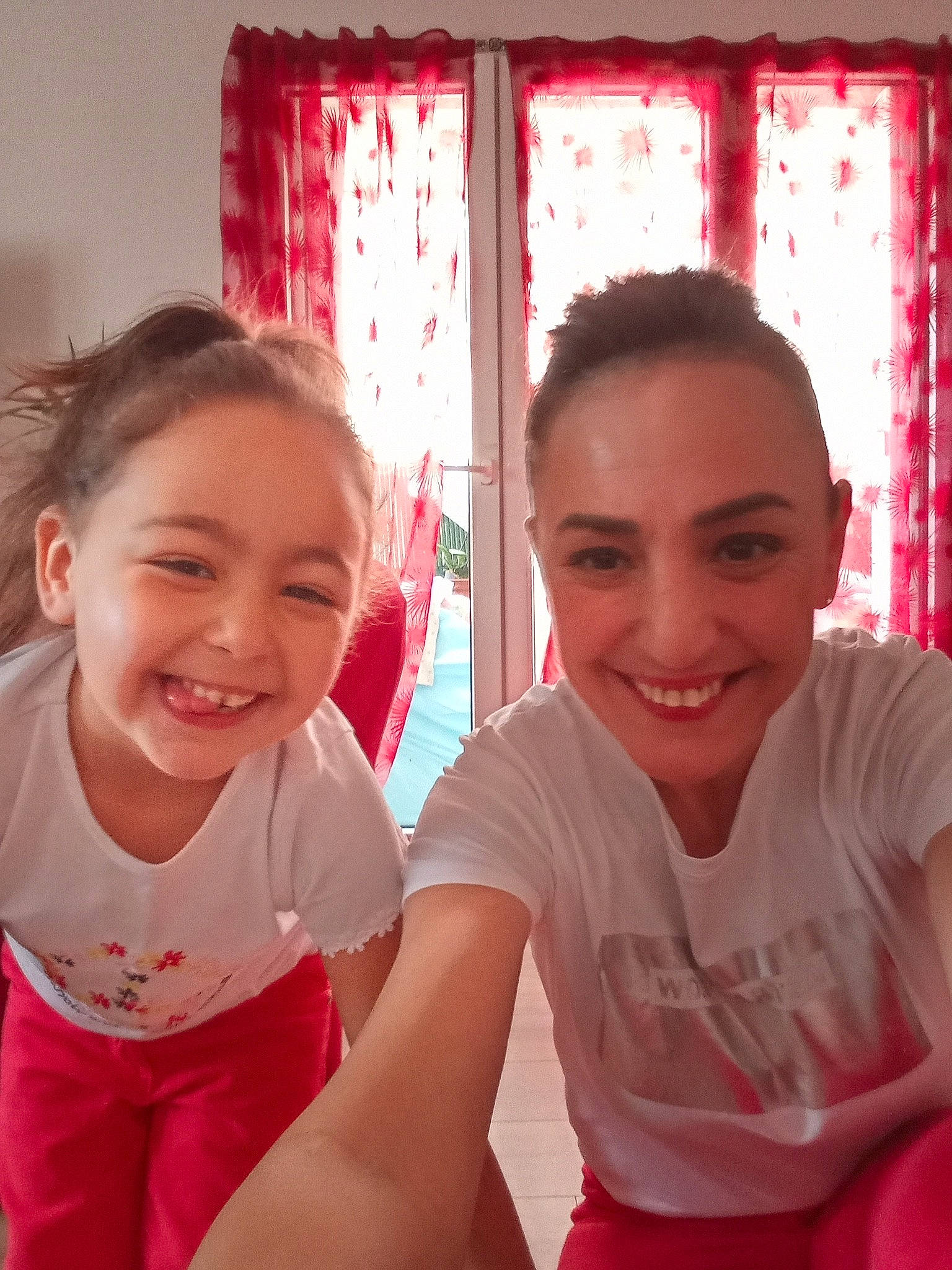 Lina participe au concours pour gagner de l'argent avec cette photo : chin, curtain, eye, facial_expression, finger, fun, gesture, happy, human_body, iris, joy, leisure, mouth, muscle, neck, person, shoulder, skin, smile, t_shirt