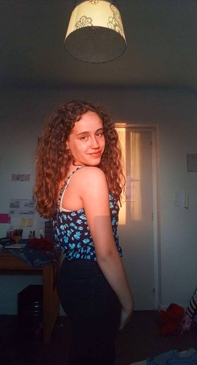 Rosa a rejoint le concours — aidez-le/la à gagner de superbes lots ! abdomen, beauty, black, chest, door, elbow, hairstyle, jewellery, joint, joy, long_hair, neck, person, photograph, room, shoulder, snapshot, standing, stomach, style