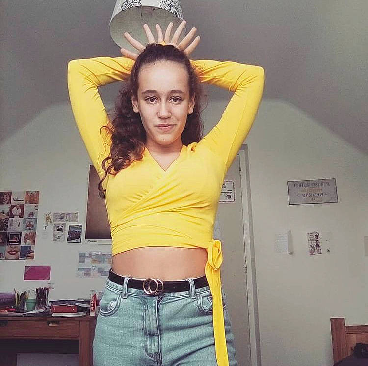 Rosa a rejoint le concours — aidez-le/la à gagner de superbes lots ! abdomen, beauty, beige, belt, chest, cool, denim, eyelash, fashion, fashion_accessory, flash_photography, jeans, joy, khaki, person, pocket, shoulder, sleeve, stomach, trunk