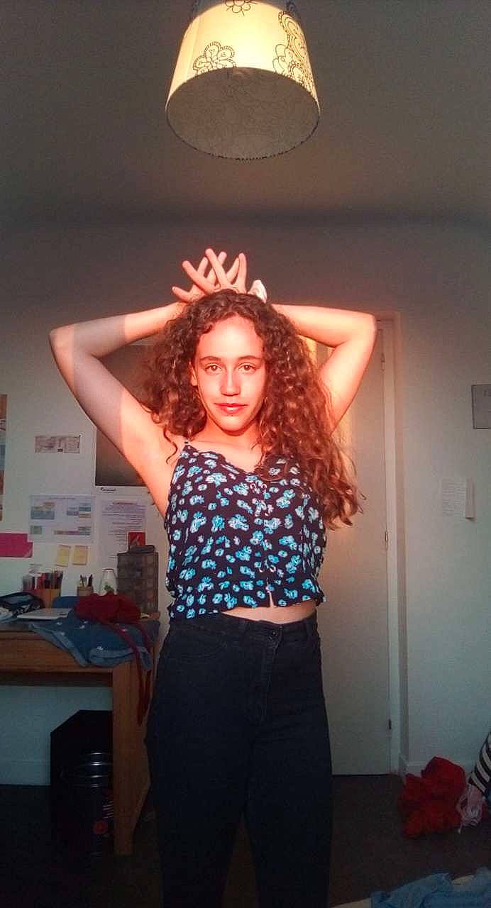 Rosa a rejoint le concours — aidez-le/la à gagner de superbes lots ! abdomen, ceiling, chest, desk, elbow, flash_photography, hair_coloring, joint, joy, light_fixture, long_hair, muscle, neck, person, photograph, photography, shoulder, standing, stomach, trunk