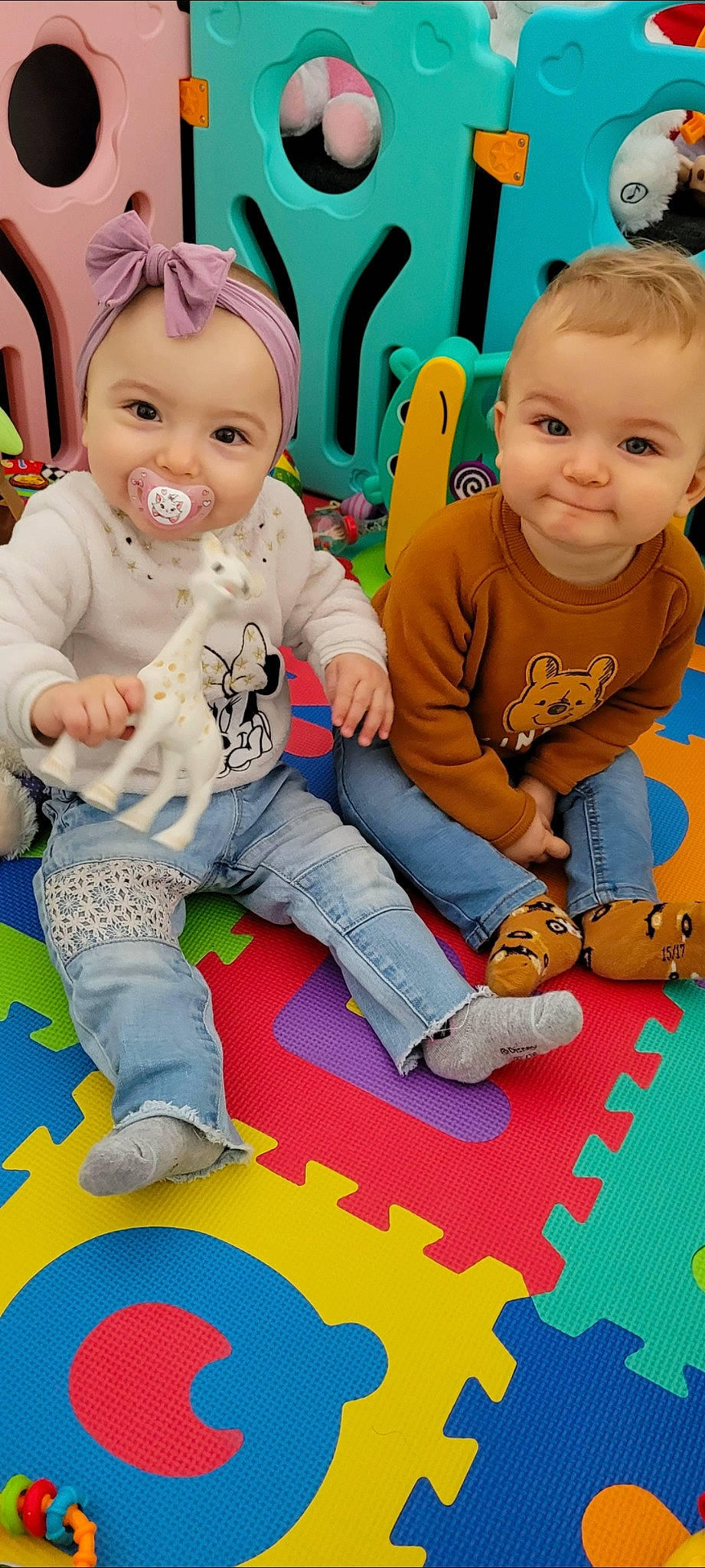 Maël a rejoint le concours — aidez-le/la à gagner de superbes lots ! baby_playing_with_toys, baby_toddler_clothing, cheek, child, eye, facial_expression, flooring, fun, happy, head, leisure, people, person, product, sharing, skin, smile, textile, toddler, toy