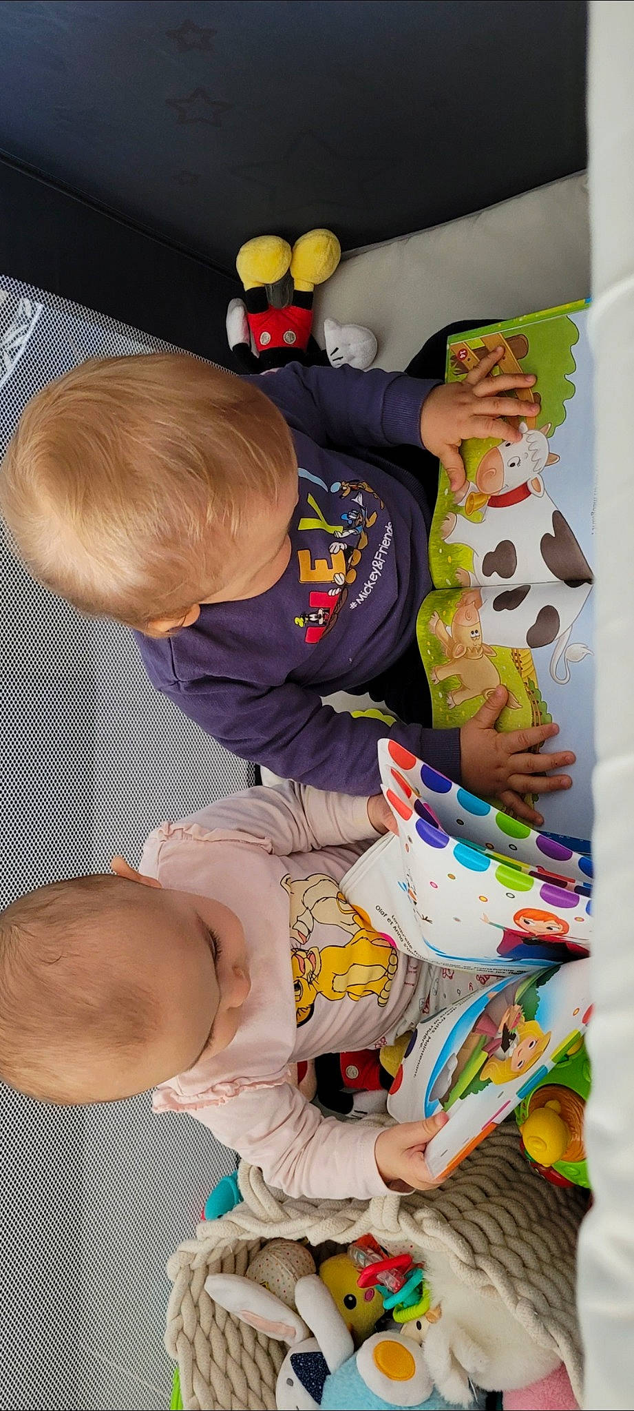 Maël participe au concours pour gagner de l'argent avec cette photo : baby, baby_products, baby_toddler_clothing, baby_toys, child, fun, kneeling, pattern, people, person, play, product, room, sharing, sitting, sleeve, t_shirt, toddler, visual_arts