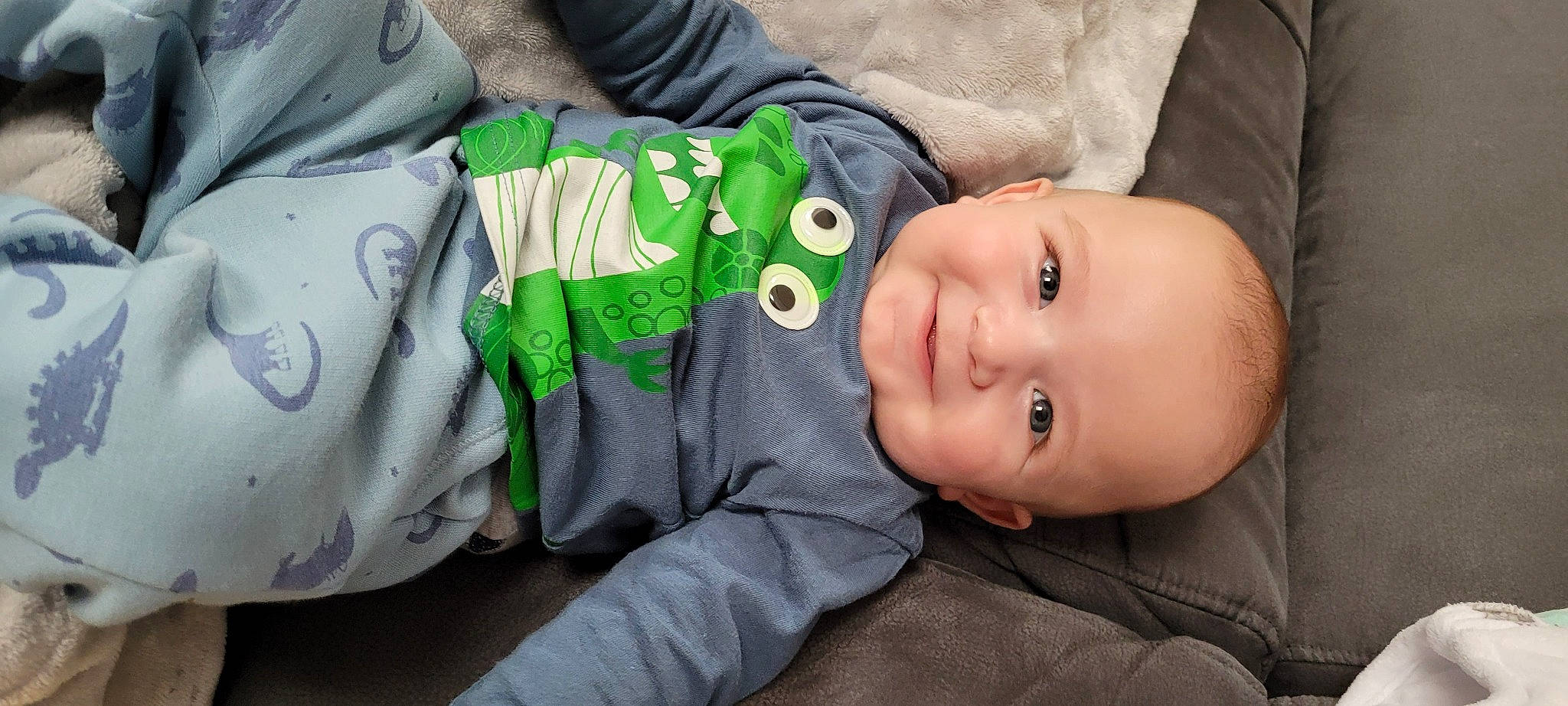 Maël a rejoint le concours — aidez-le/la à gagner de superbes lots ! baby, baby_toddler_clothing, cheek, child, comfort, flash_photography, grass, grey, happy, joy, nose, outerwear, person, personal_protective_equipment, portrait_photography, sitting, skin, sleeve, smile, toddler